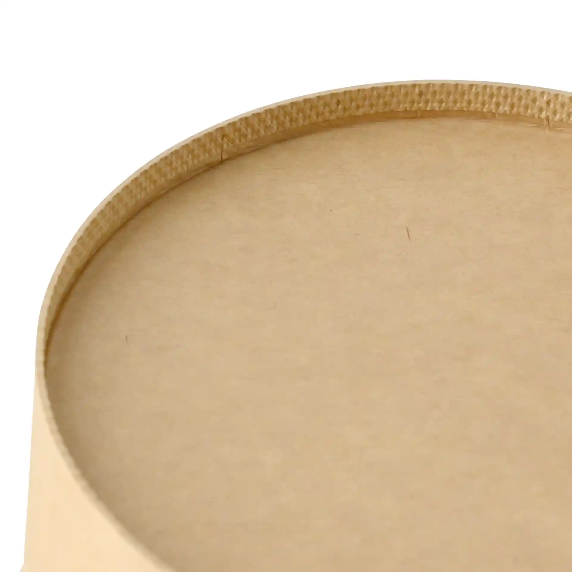 Gros plan du bord supérieur d'un bol rond en carton brun avec une surface lisse et une couture visible.