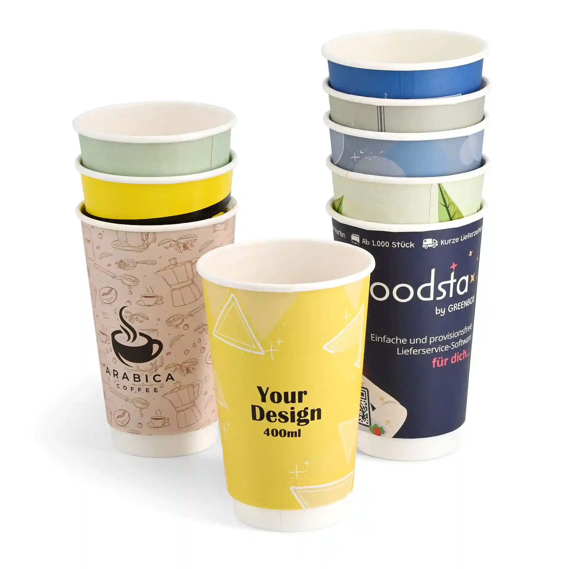 Empilement de gobelets en papier imprimés sur mesure avec divers designs, y compris un gobelet jaune avec "Votre Design" et un gobelet sur le thème du café.