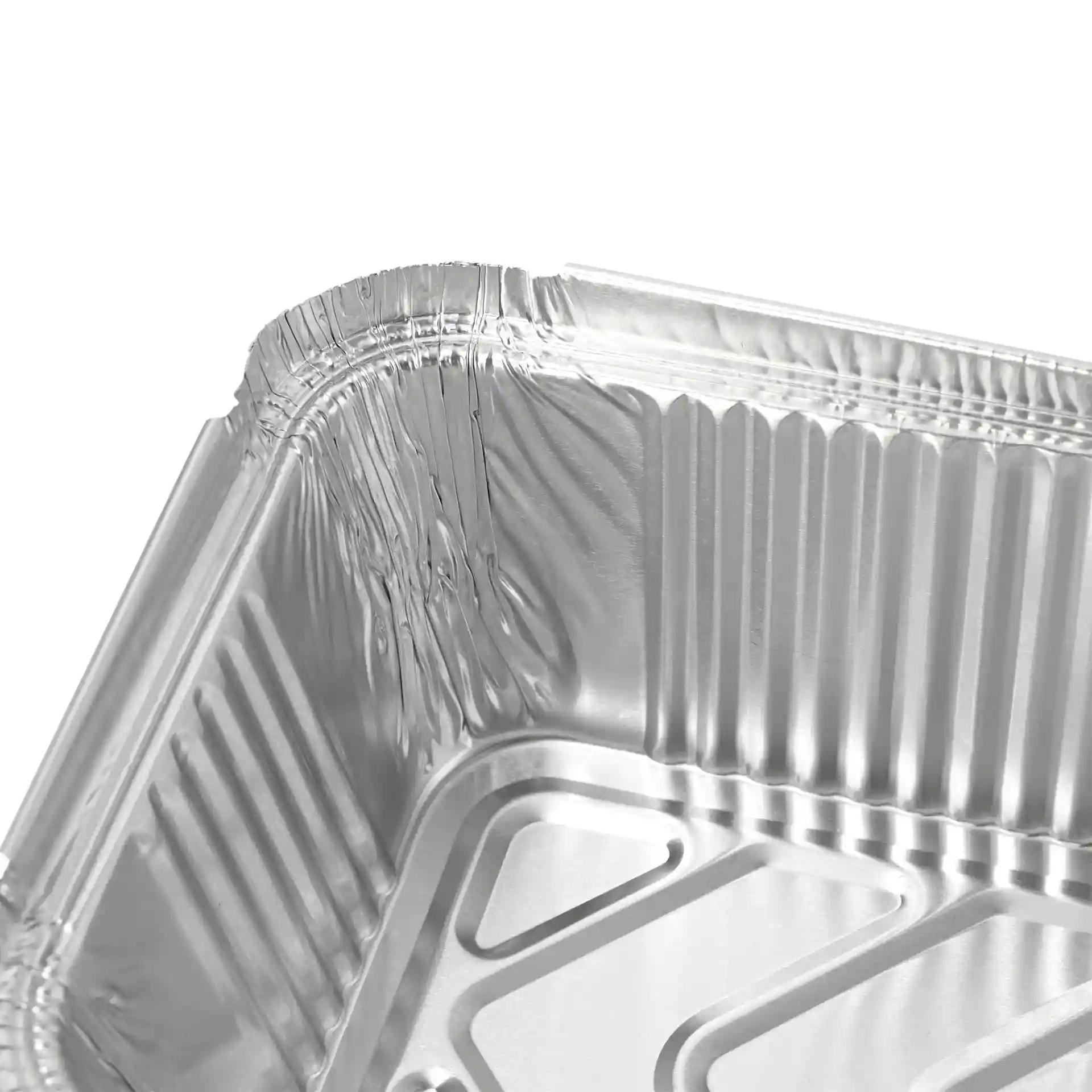 Gros plan d'un conteneur en aluminium rectangulaire avec surface brillante et bords repliés, mesurant 21,8 x 11,3 x 5,4 cm.