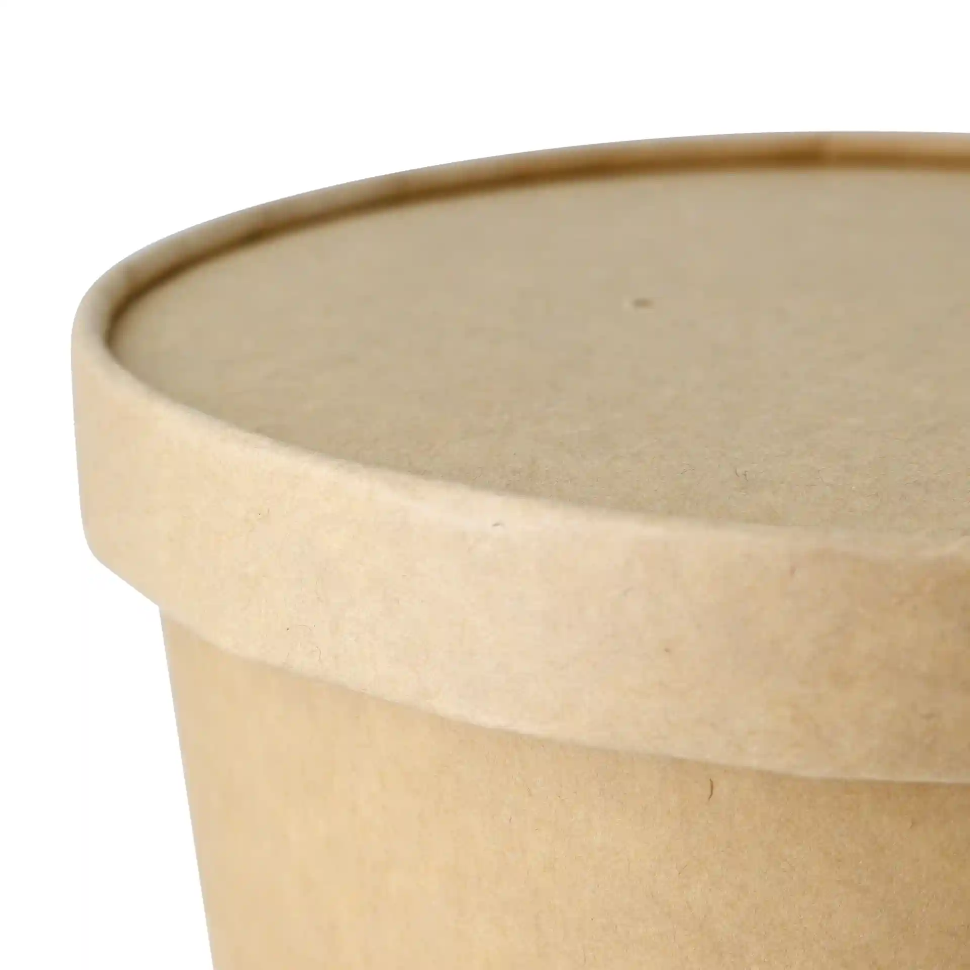 Gros plan d'un couvercle rond en carton brun avec une surface lisse et un léger rebord.