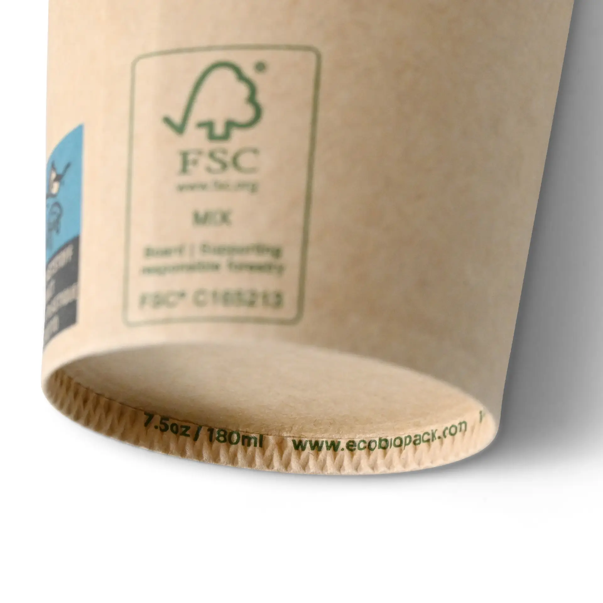 Un gobelet distributeur en carton brun, recouvert de PLA, montrant des étiquettes pour la certification FSC et les spécifications du produit.