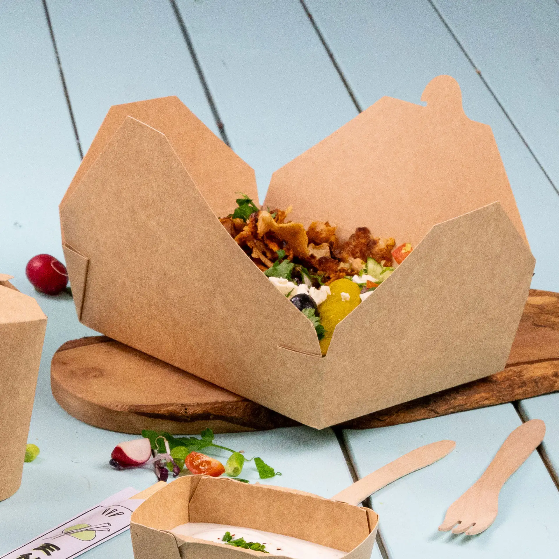 Boîte à emporter en carton avec couvercle pliable, dimensions 215 mm x 158 mm x 48 mm, couleur brune, adaptée à divers aliments.