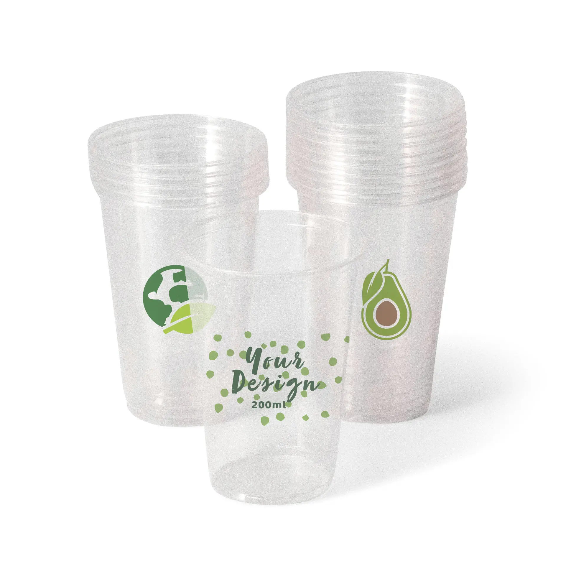 Un gobelet PLA transparent avec des graphiques verts, incluant un globe, un avocat et du texte personnalisable ; des gobelets supplémentaires sont empilés derrière.