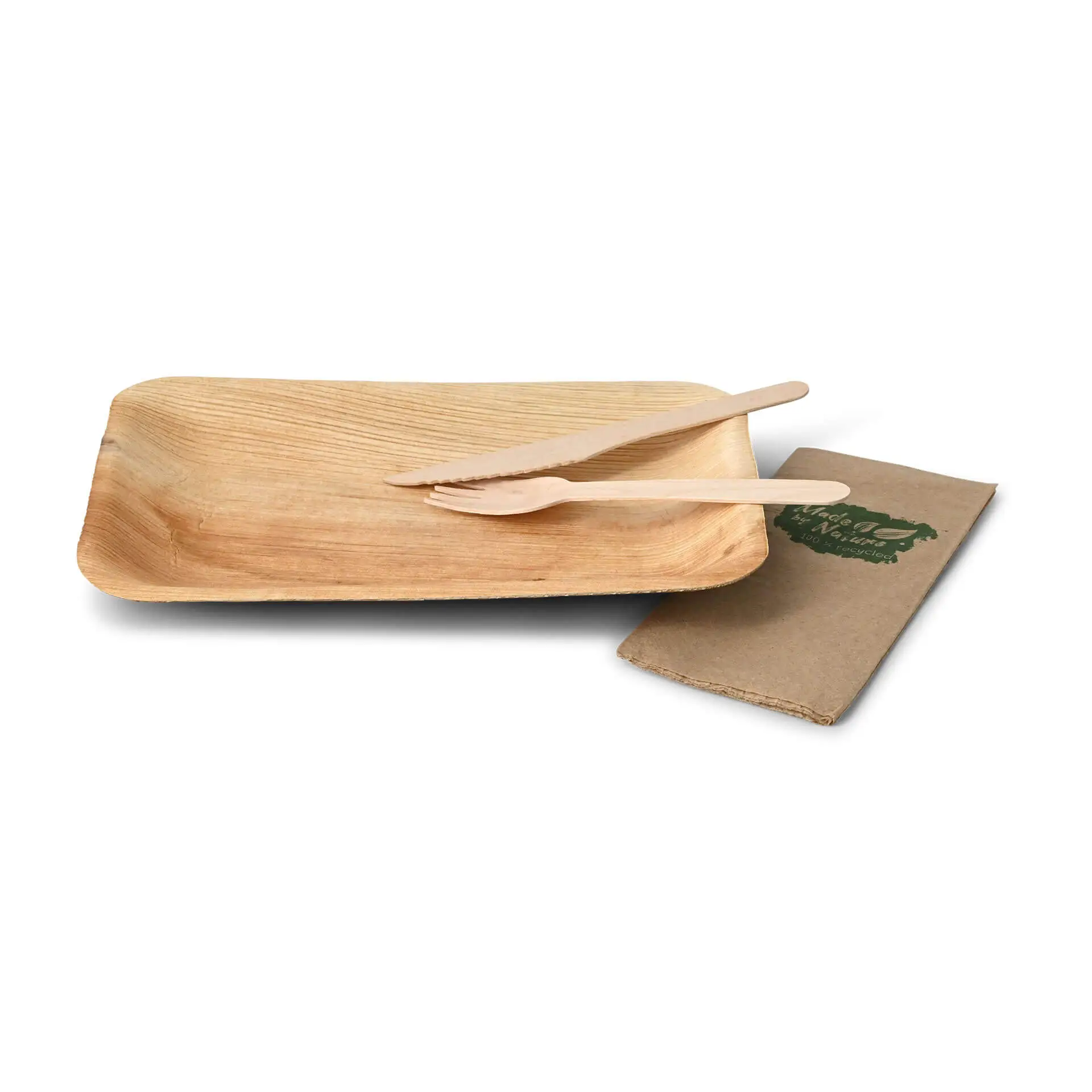 Assiette rectangulaire en feuille de palmier avec deux ustensiles en bois et une serviette en papier brun, le tout sur fond blanc.