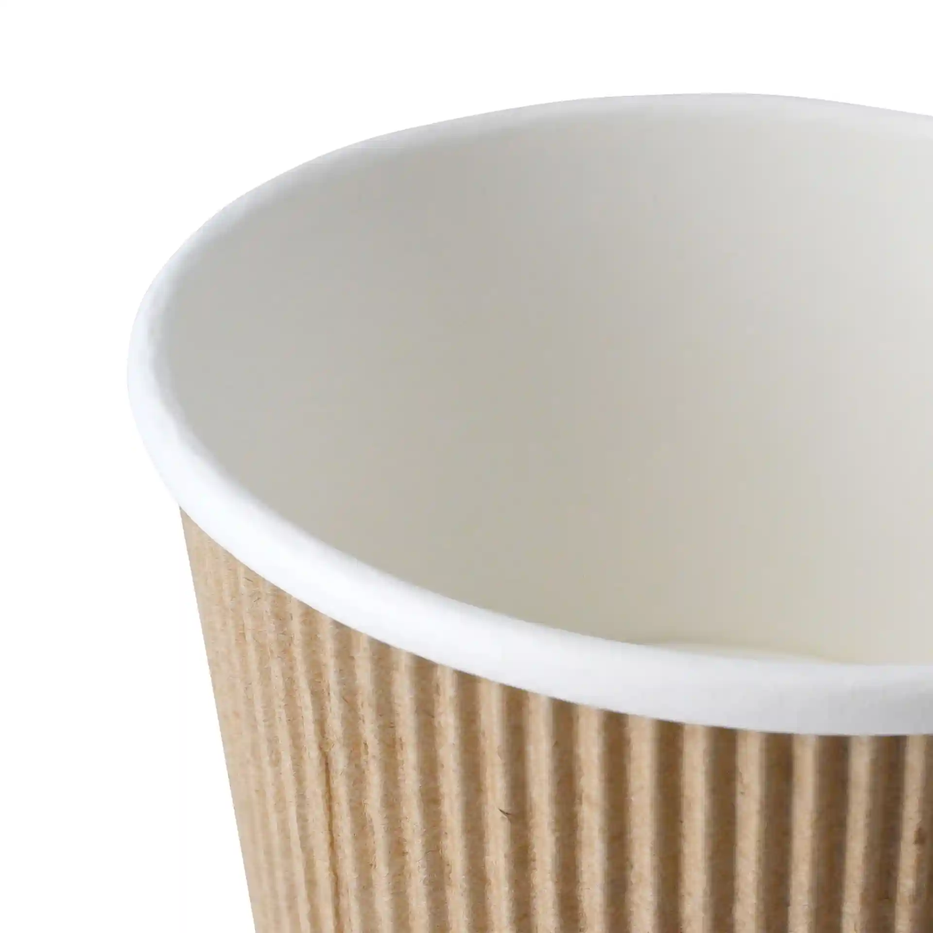 Gros plan sur un gobelet en carton brun à rainures, avec un intérieur blanc et une forme ronde.