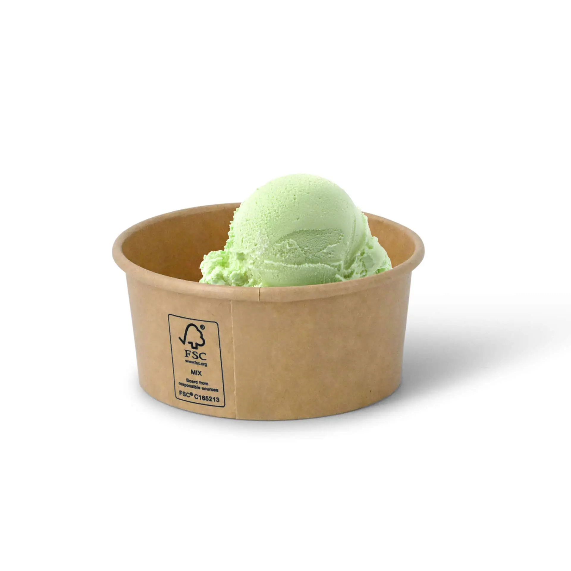 Une boule de glace verte dans un gobelet en papier brun, recouvert de PE ; le gobelet affiche les labels FSC et Climate Safe 360.