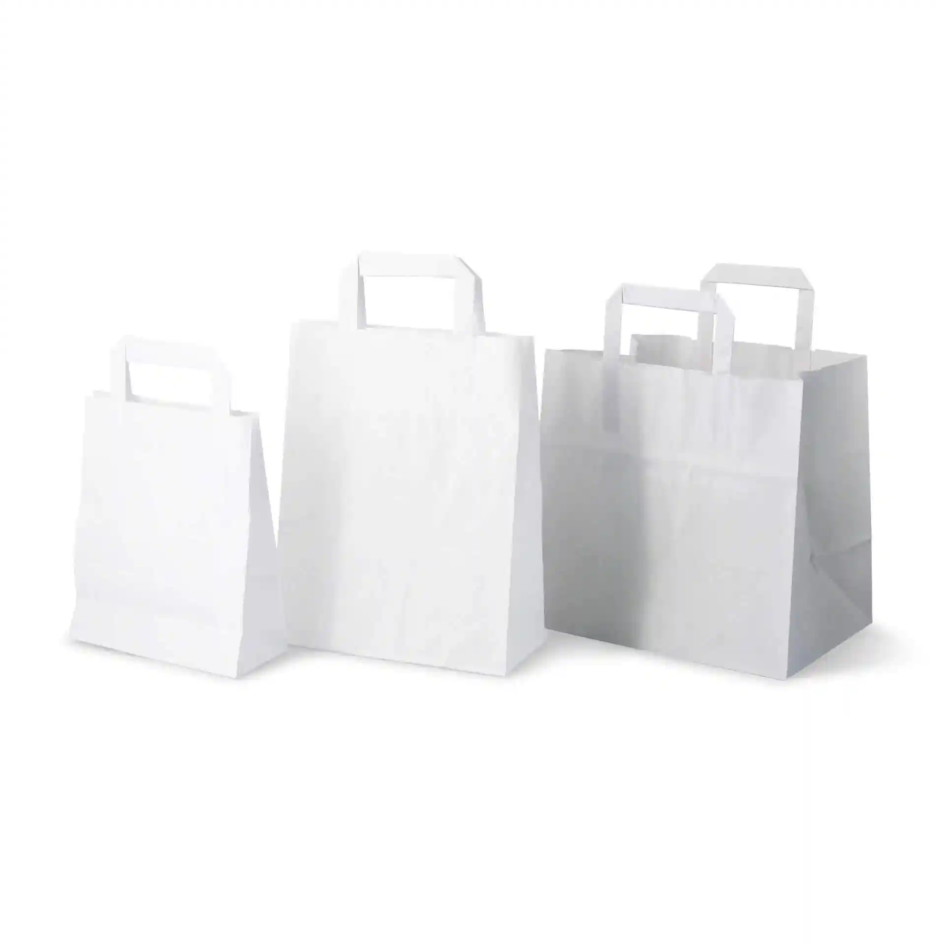 Trois sacs en papier kraft blanc de tailles variées avec des poignées plates, dotés d'une large base.