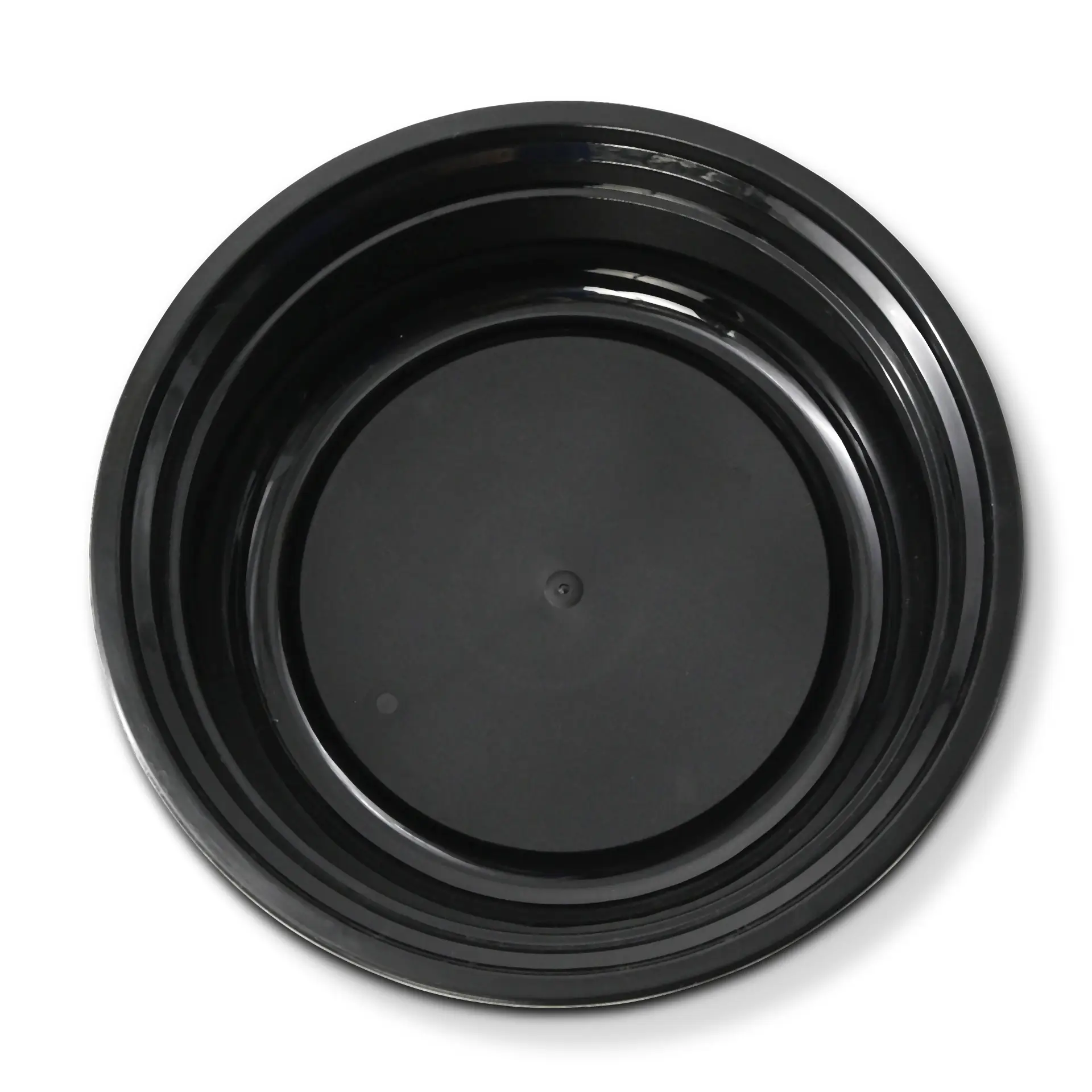Assiette noire en polypropylène réutilisable, capacité de 450 ml, design rond ; adaptée pour plats chauds et froids, micro-ondes et lave-vaisselle.