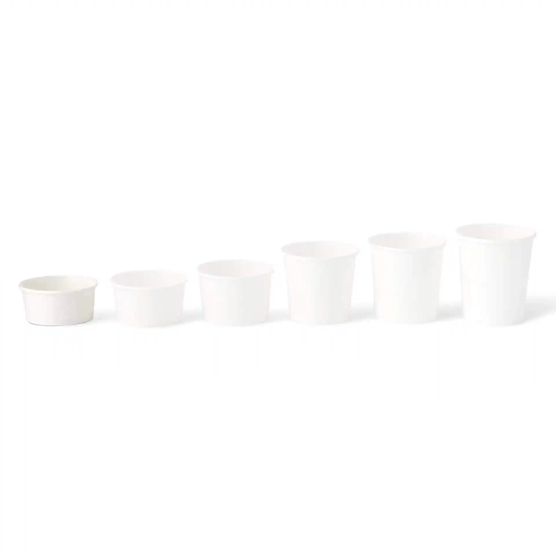 Ensemble de six gobelets en papier blanc pour glace de tailles variées, disposés du plus petit au plus grand.