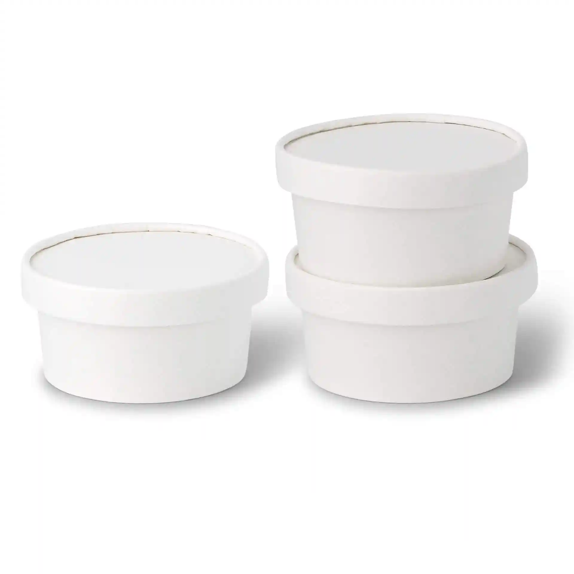 Trois coupes rondes en papier blanc pour glace avec couvercles, de tailles variées, sur un fond uni.