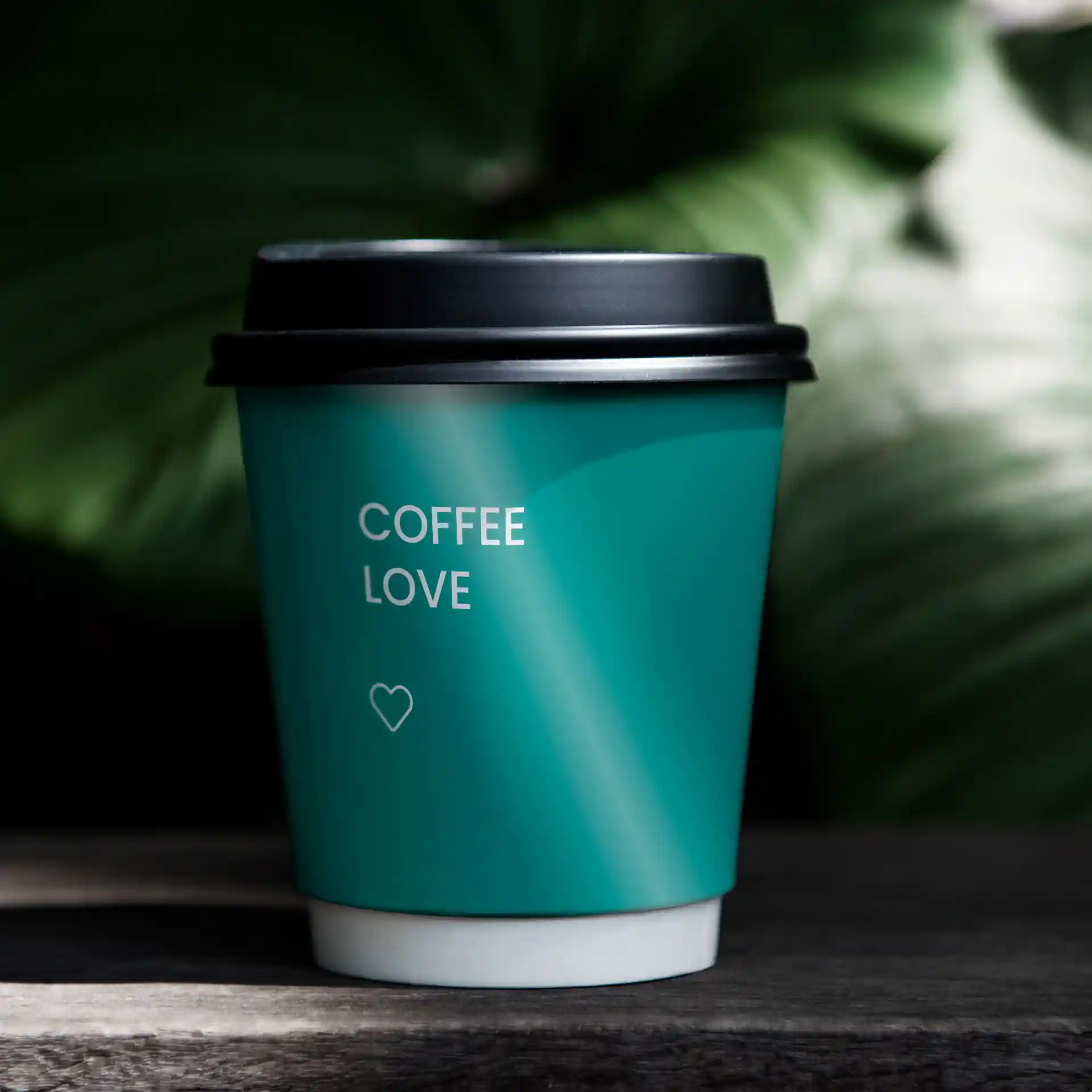 Gobelet en papier turquoise à double paroi avec un couvercle noir, portant le texte "COFFEE LOVE" et un symbole de cœur.