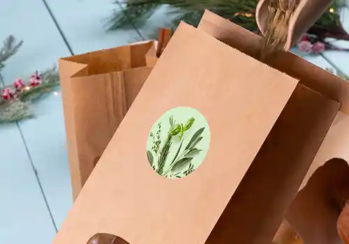 Étiquette personnalisée imprimée sur le couvercle d'un conteneur en papier kraft, montrant un design coloré avec le mot "Logo."