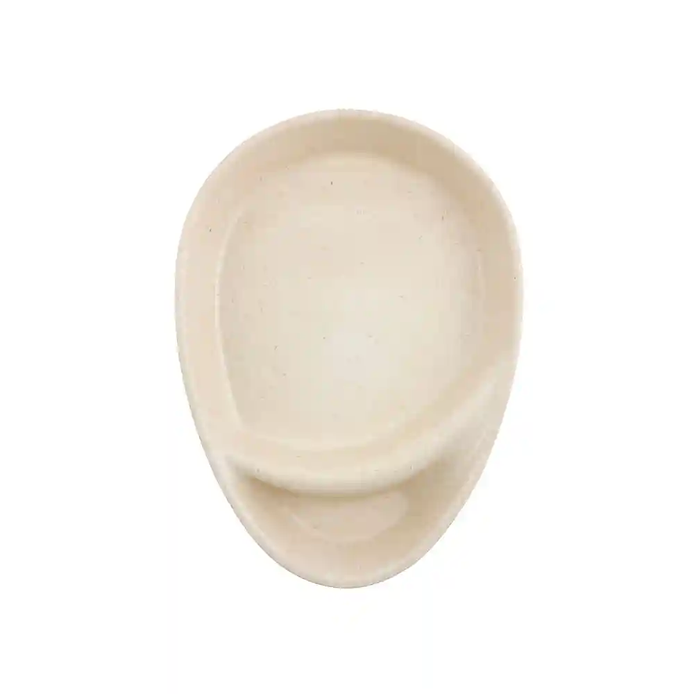 Plat en céramique de forme ovale avec une surface lisse beige et un petit rebord d'un côté.