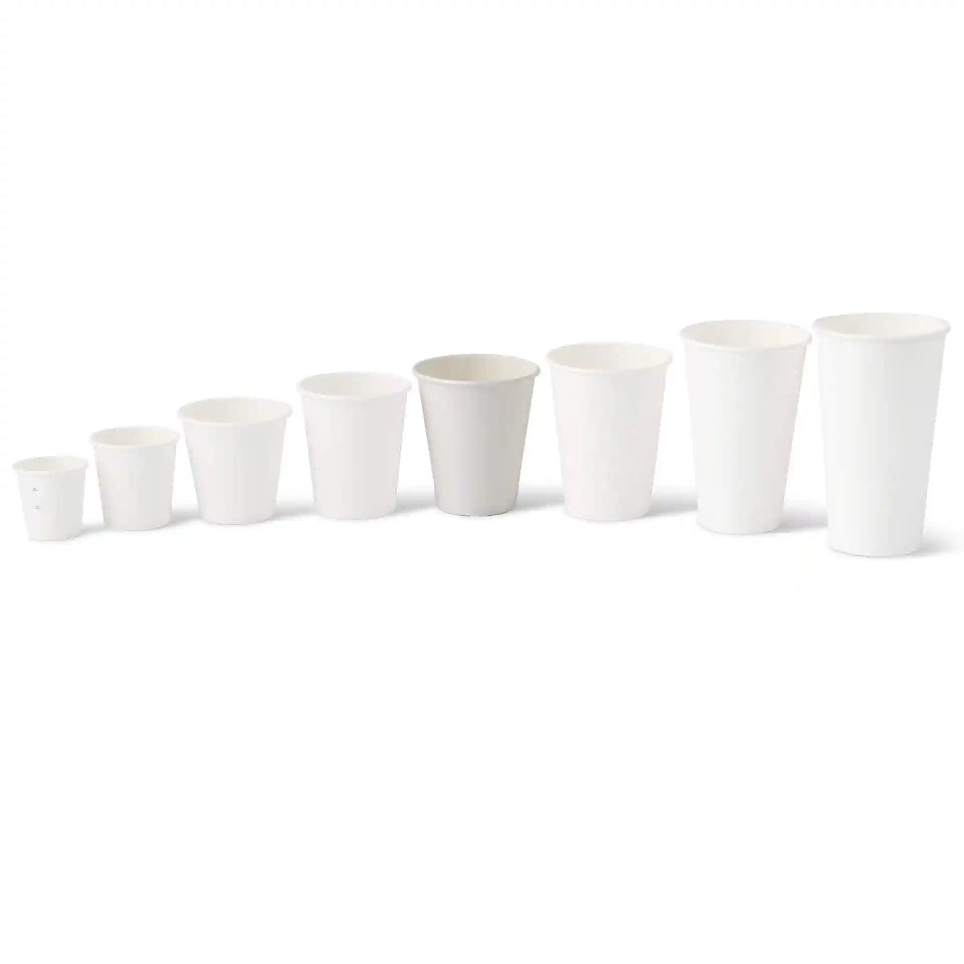 Image de plusieurs gobelets en papier blancs de différentes tailles disposés en rangée, le plus grand à droite.