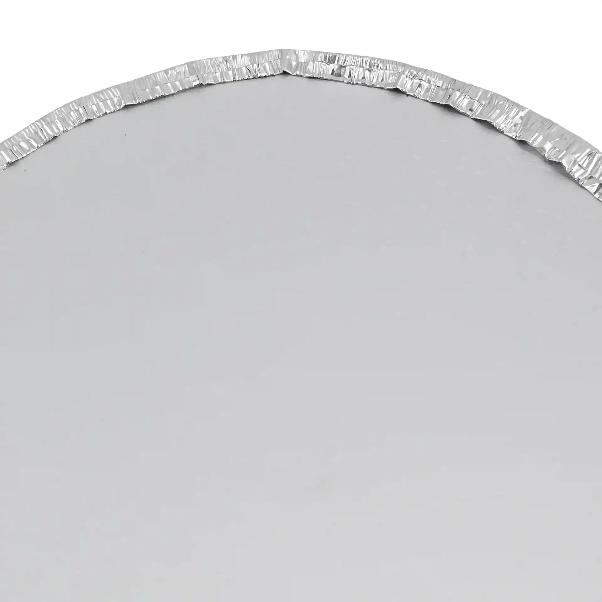 Couvercle en carton aluminium rond pour conteneur de 830 ml, d'un diamètre de 180 mm et avec un bord cranté.