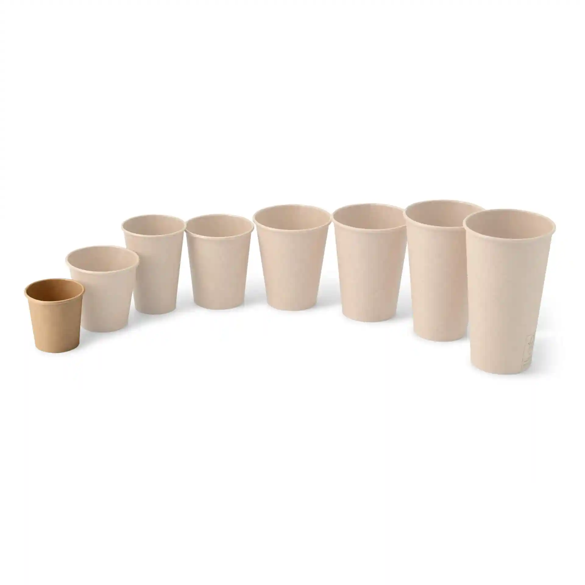 Ensemble de huit gobelets en carton ronds de tailles variées, avec un gobelet marron et sept gobelets beiges.