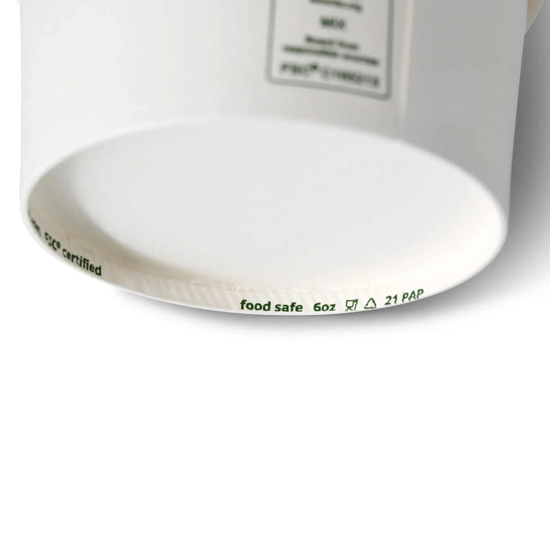 Gobelet en papier blanc pour glace de 6 oz ; présente des marques biodégradables et certifiées FSC sur le bord.