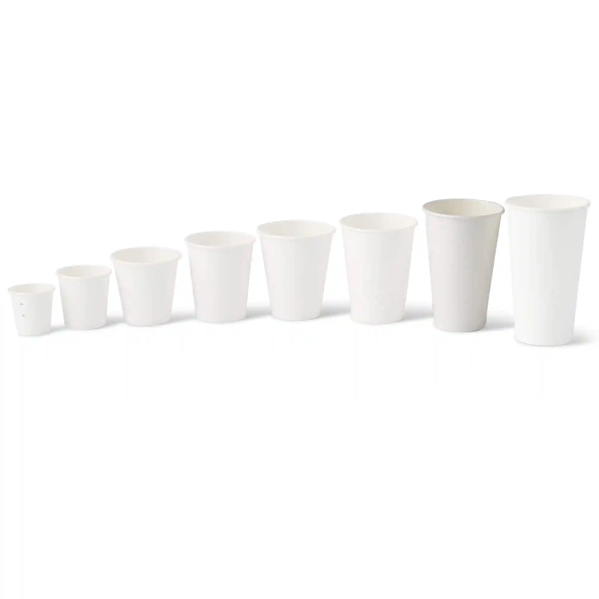 Ensemble de huit gobelets en papier blancs de tailles variées, disposés du plus petit au plus grand, sur un fond uni.