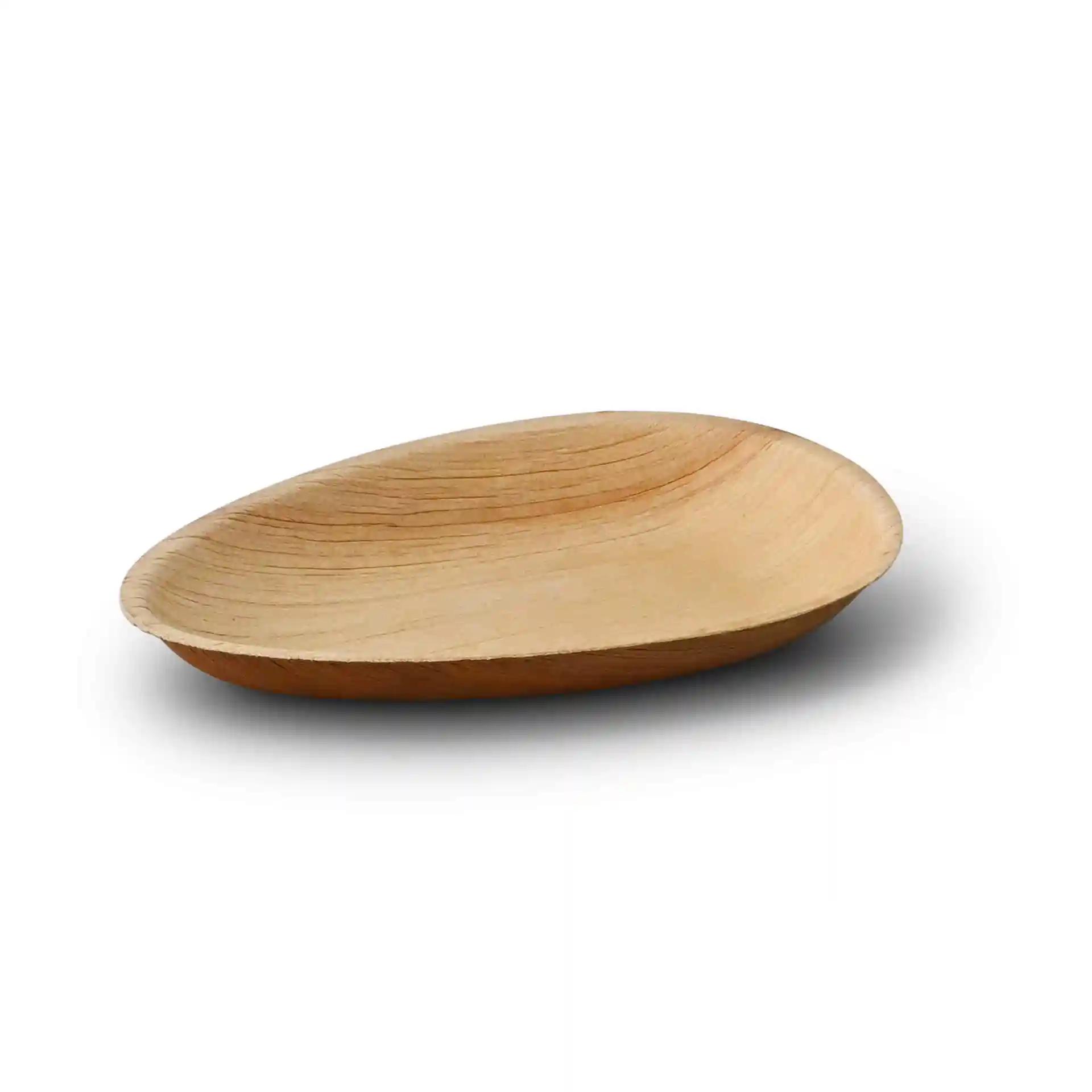 Assiette ovale peu profonde en feuille de palmier avec finition en grain naturel, mesurant 17 cm de long.