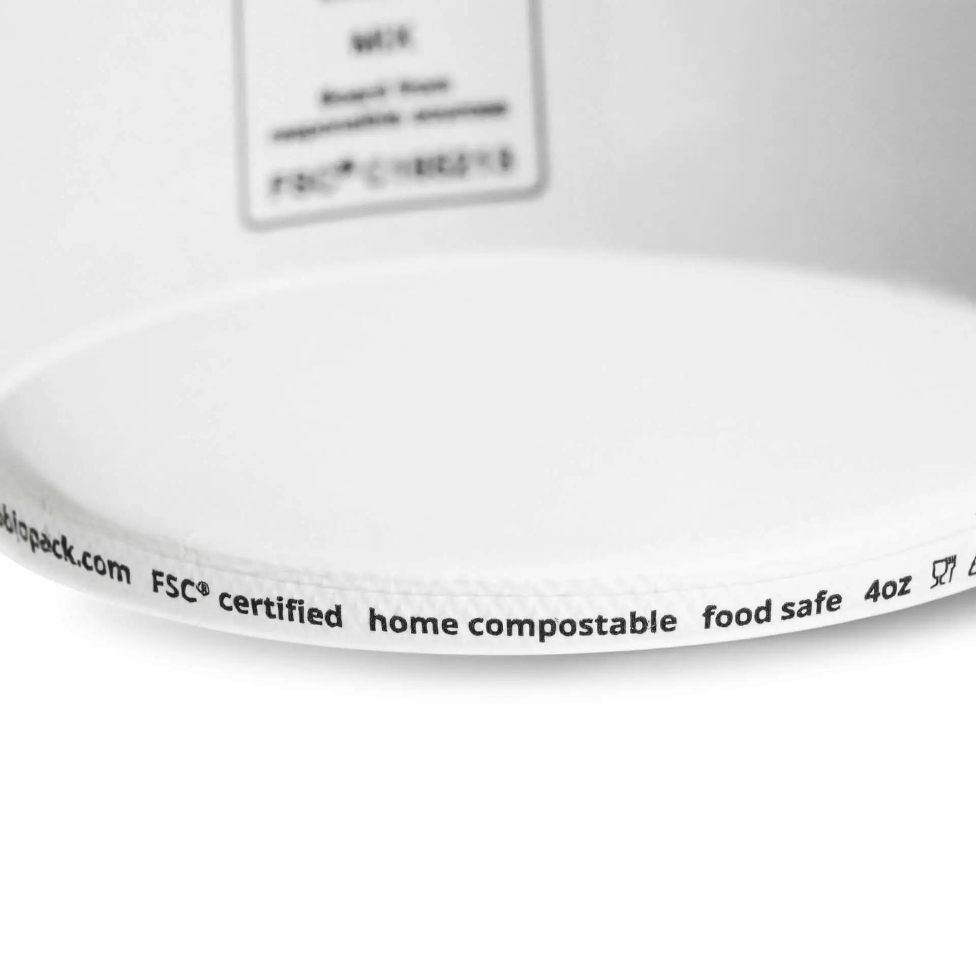 Gobelet à glace blanc de 4 oz avec revêtement PE ; étiquette indiquant qu'il est compostable à domicile et sûr pour les aliments.