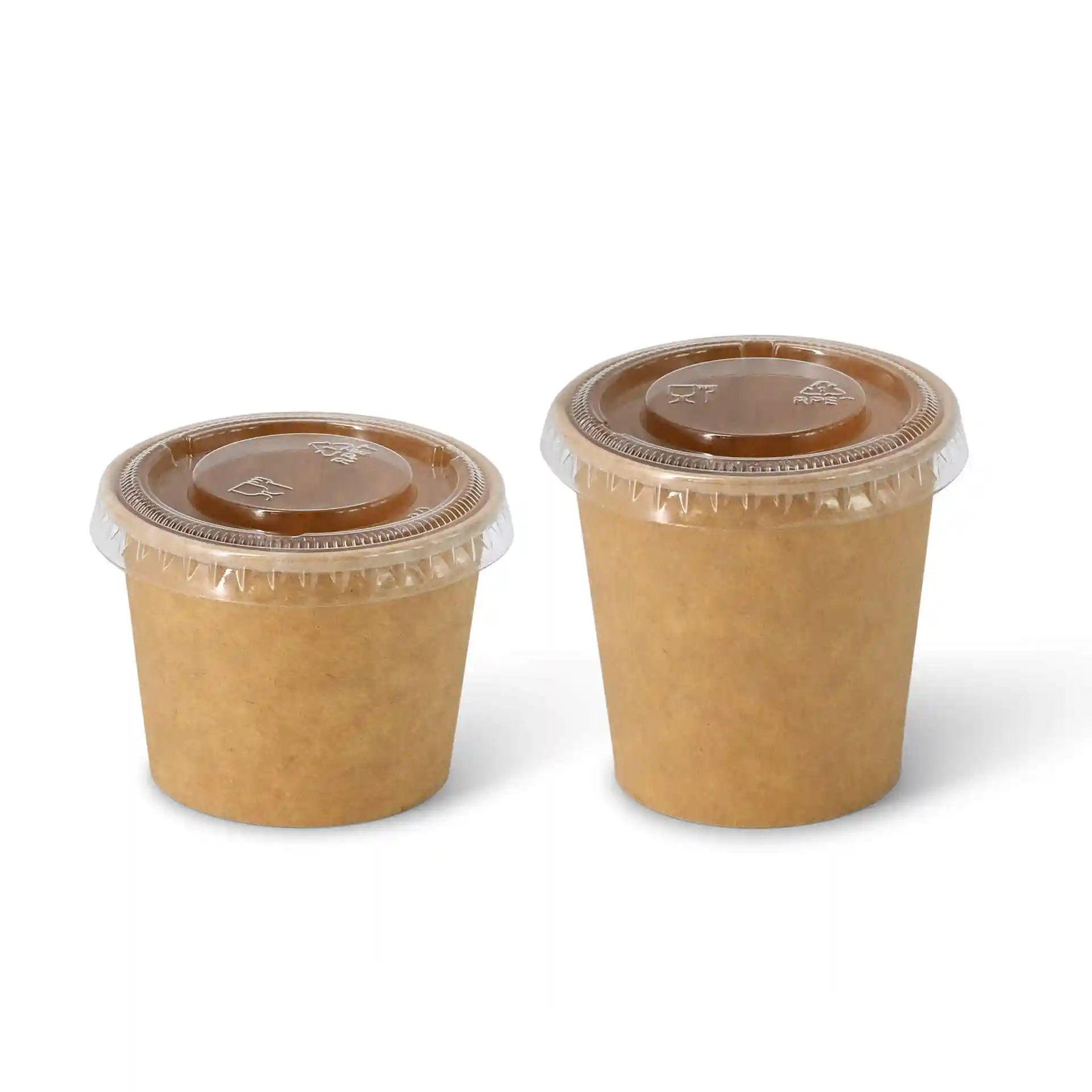 Deux gobelets en papier marron avec des couvercles transparents, l'un plus grand et l'autre plus petit, placés côte à côte.