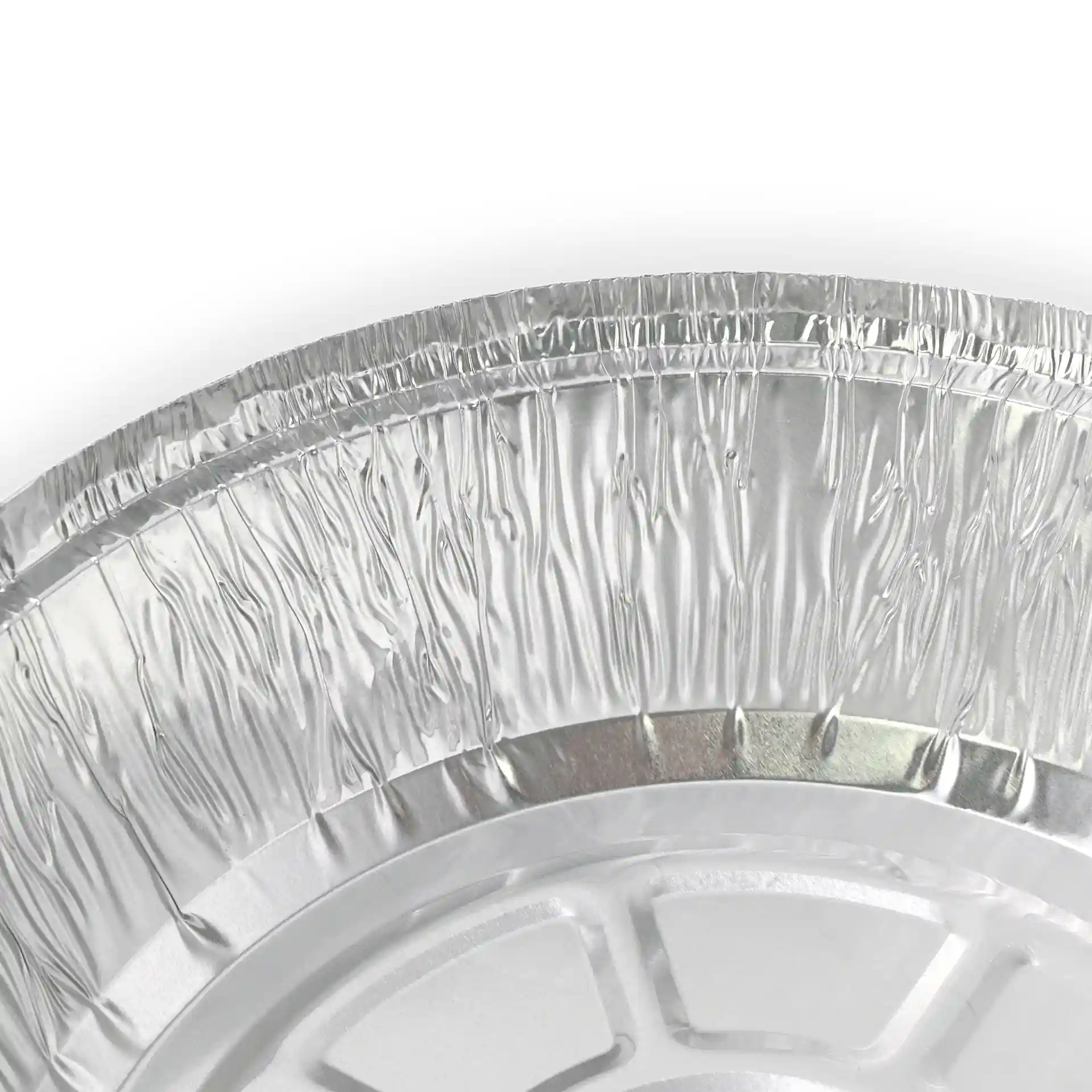 Gros plan d'un conteneur rond en aluminium d'un diamètre de 180 mm avec un bord cranté.