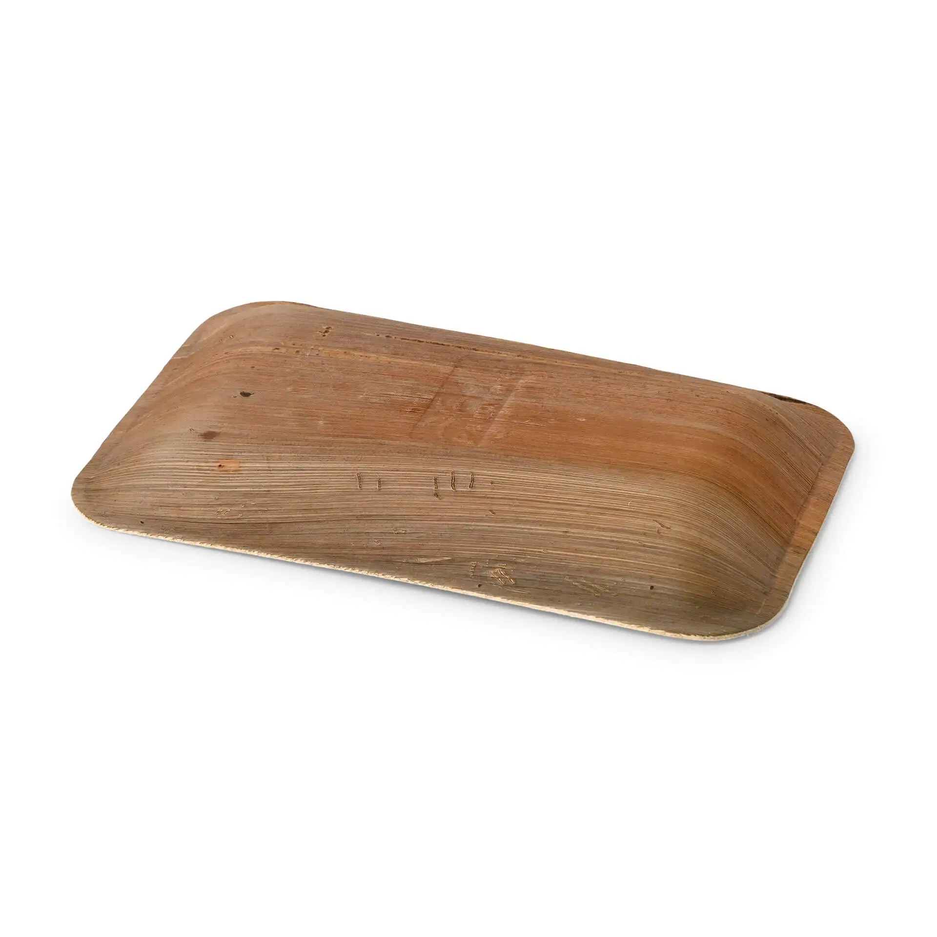 Assiette plate rectangulaire en feuille de palmier avec finition en grain naturel, mesurant 25 x 15 cm.
