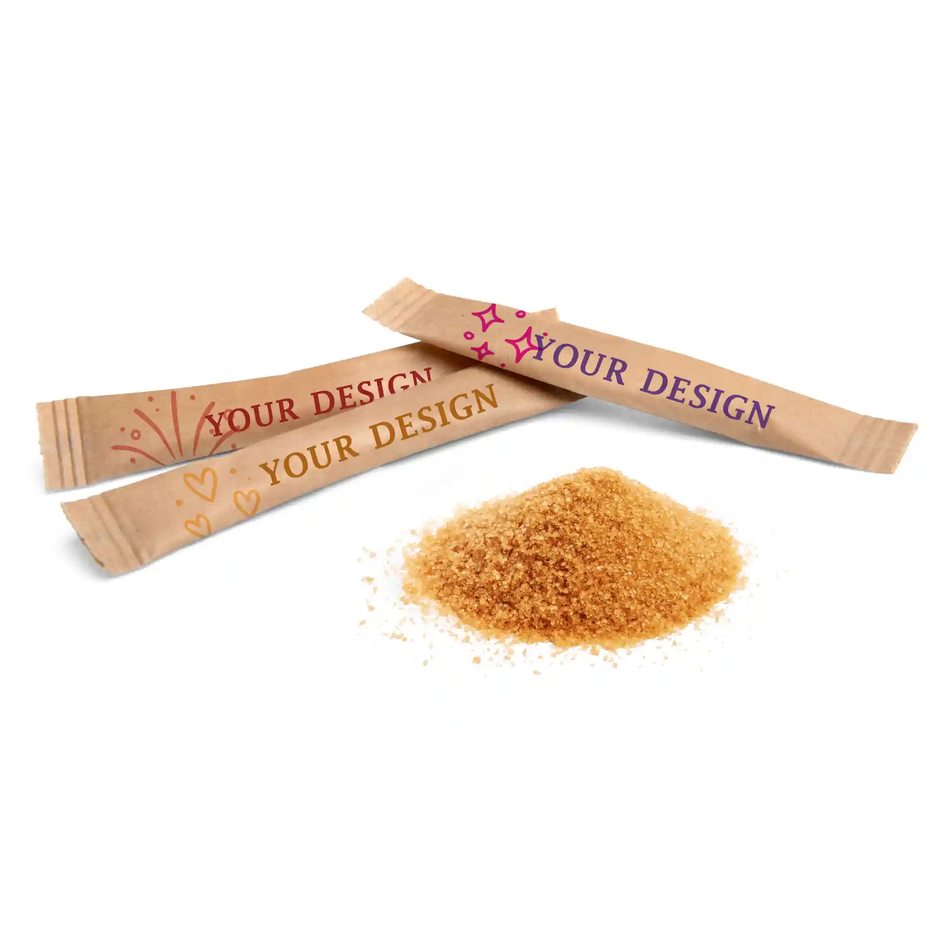 Sucre de canne bio brun en tas avec trois bâtonnets de sucre à motifs imprimés.