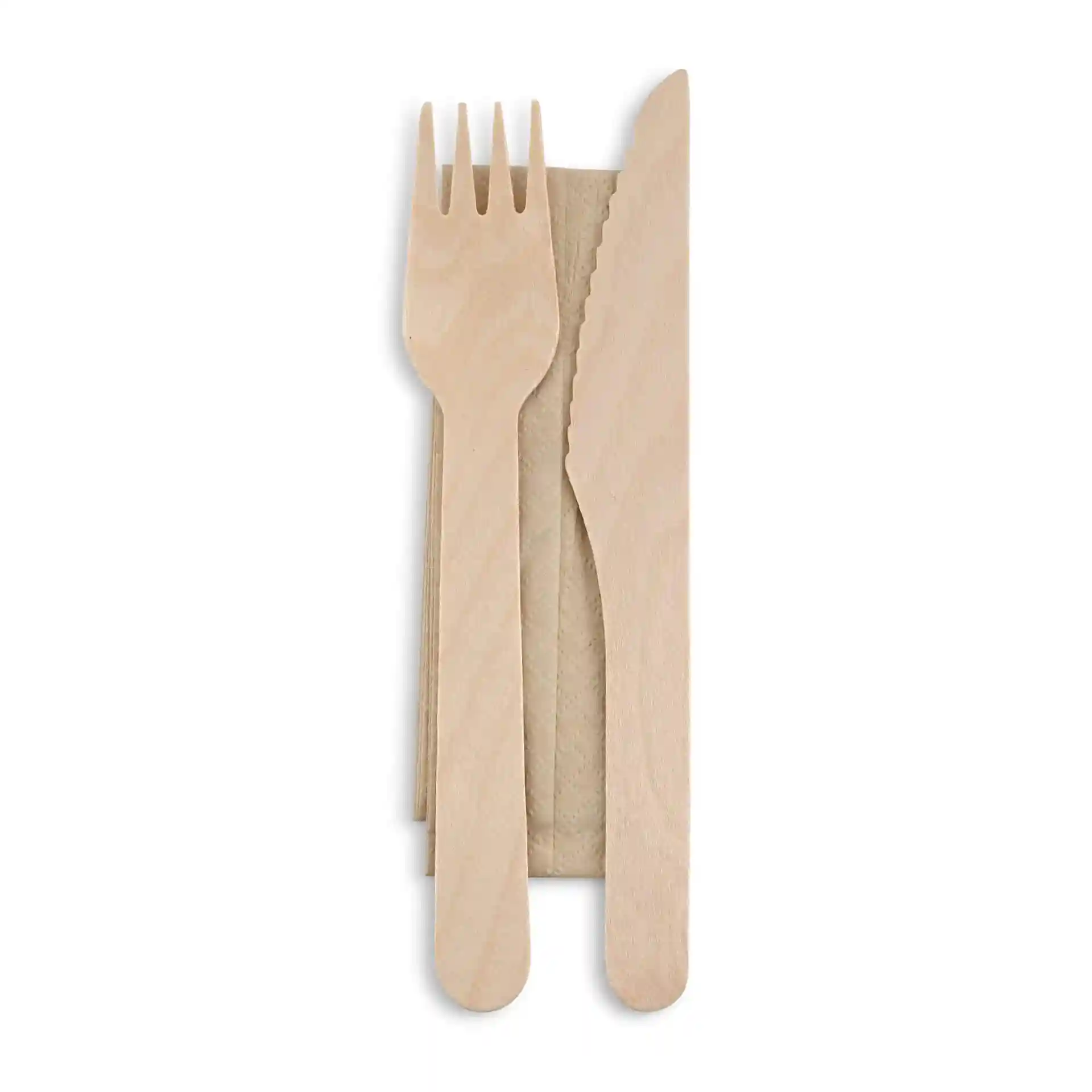 Ensemble de couteau et de fourchette en bois avec une serviette, disposé sur un fond uni.