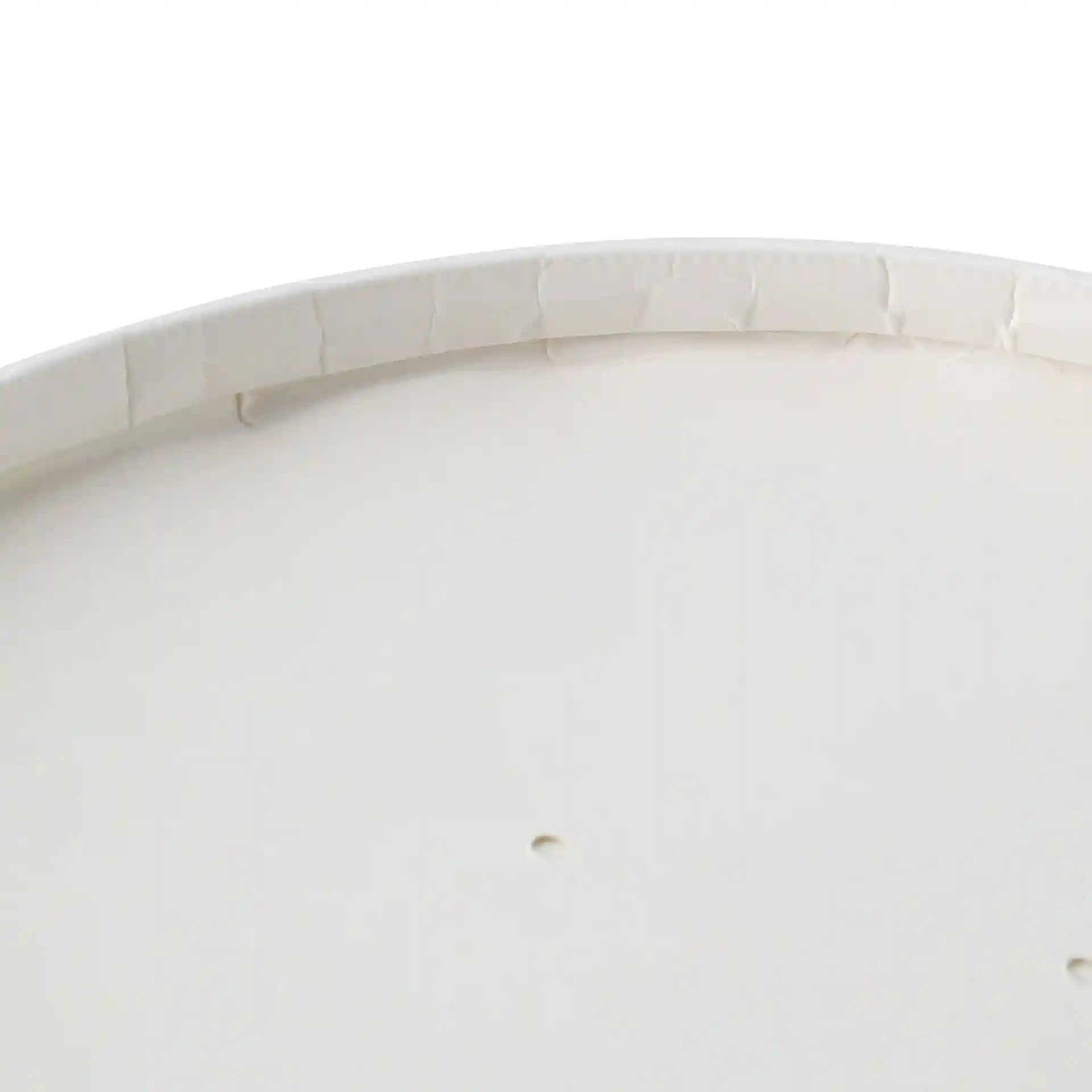 Couvercle rond en carton blanc avec surface enduite, bord légèrement surélevé et deux petits trous.