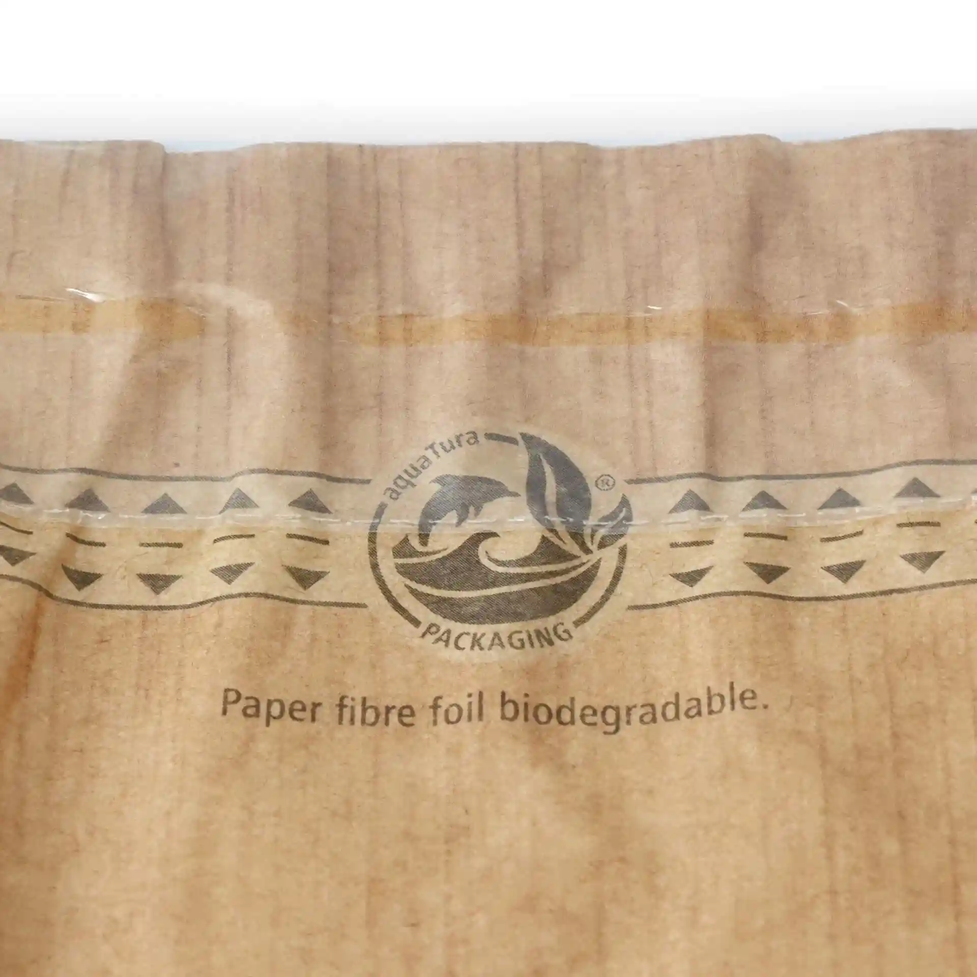 Gros plan d'un sac à snacks marron avec une fenêtre, un sceau adhésif et un logo circulaire avec un design de dauphin.