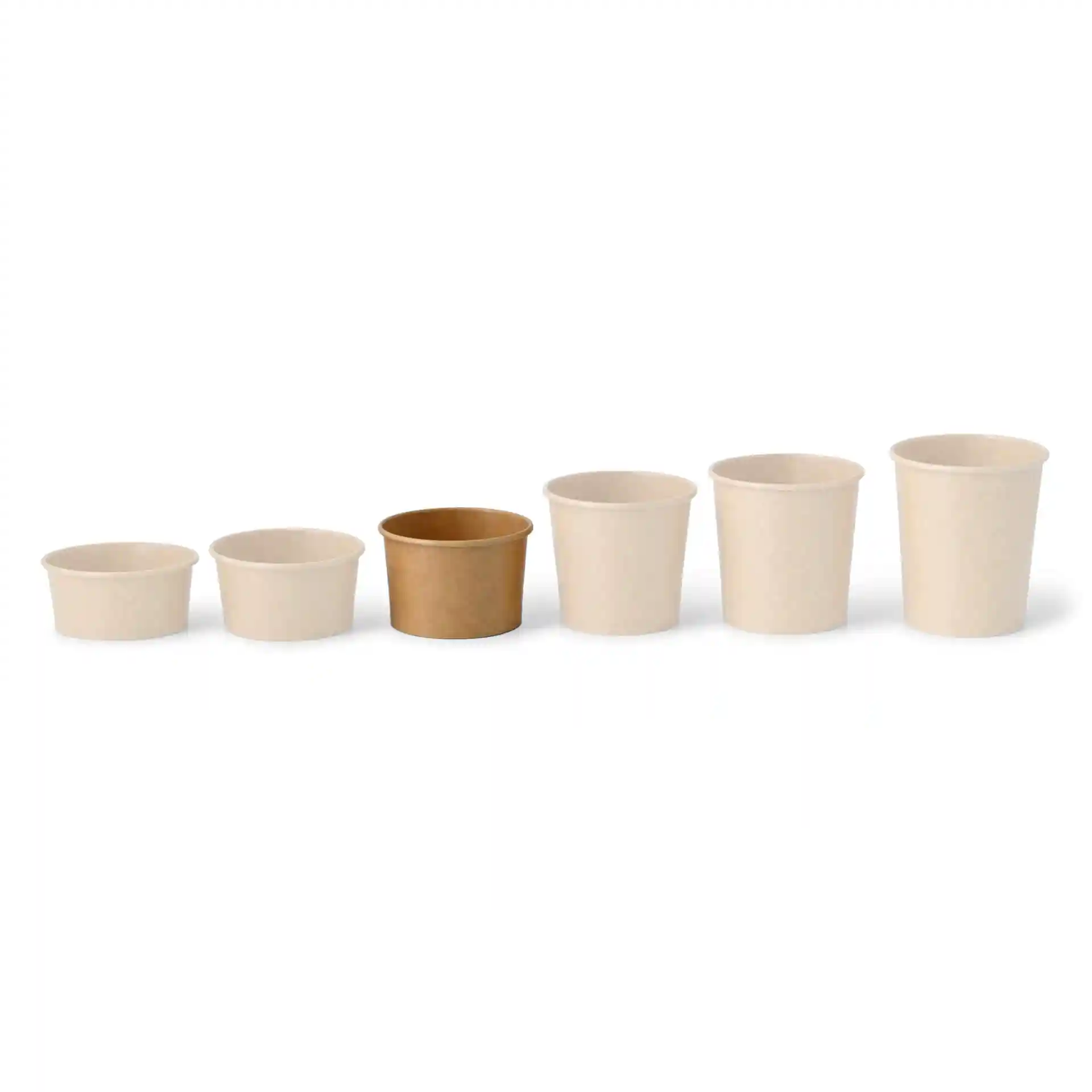 Image de six gobelets en papier ronds de tailles variées, avec un gobelet marron parmi les gobelets crème.