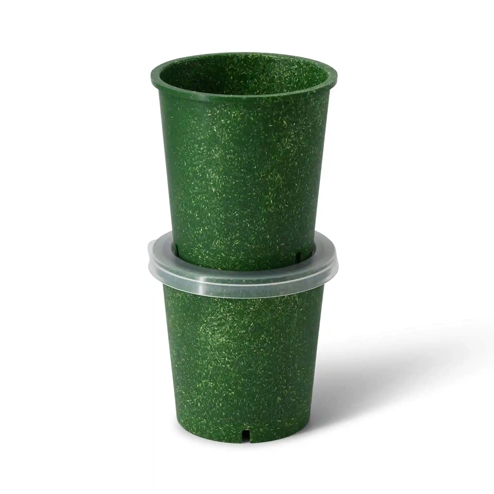 Deux gobelets verts réutilisables empilés, avec un couvercle transparent sur le gobelet du bas, montrant des trous de drainage.