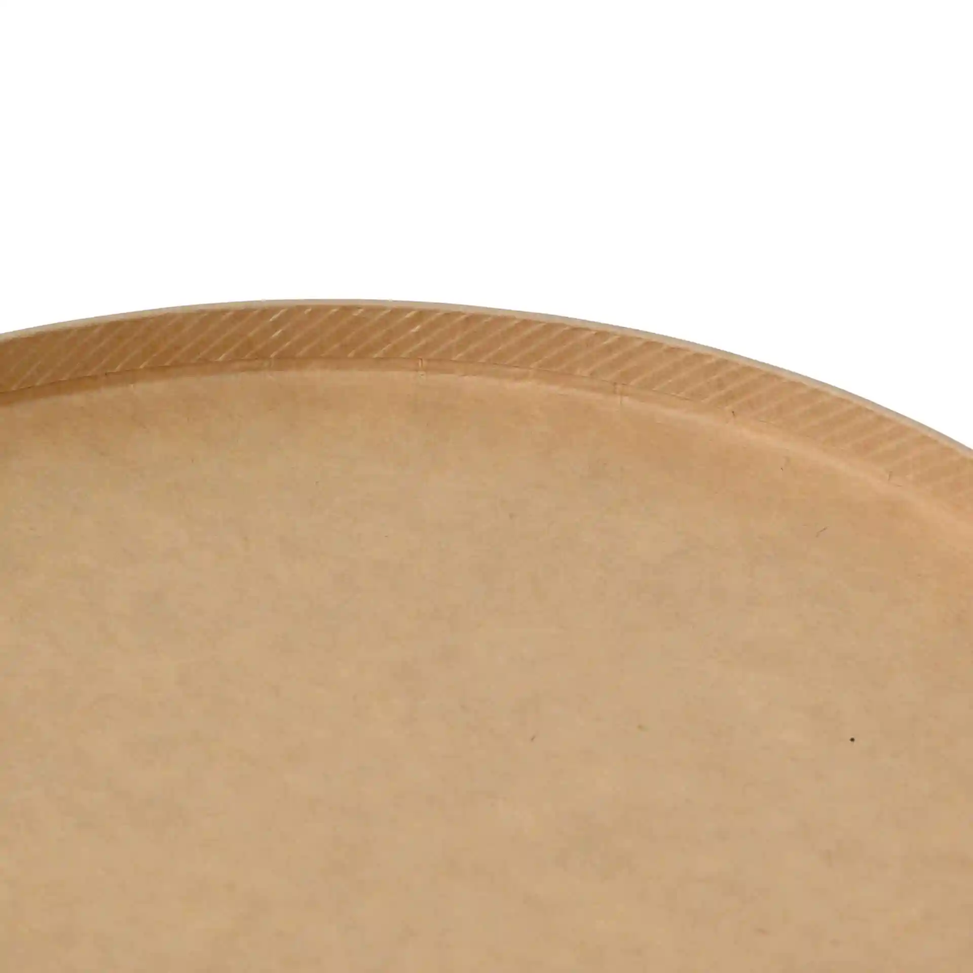 Gros plan sur le bord d'un bol rond en carton brun avec un bord texturé.