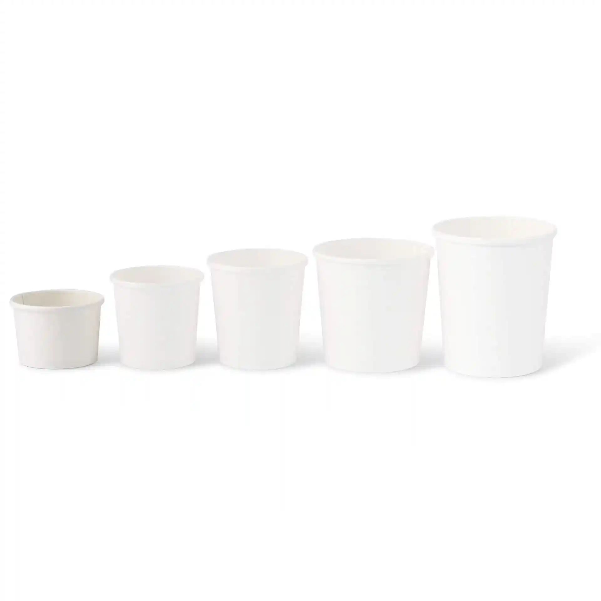 Cinq contenants à soupe à emporter en carton blanc de tailles variées disposés en rangée.