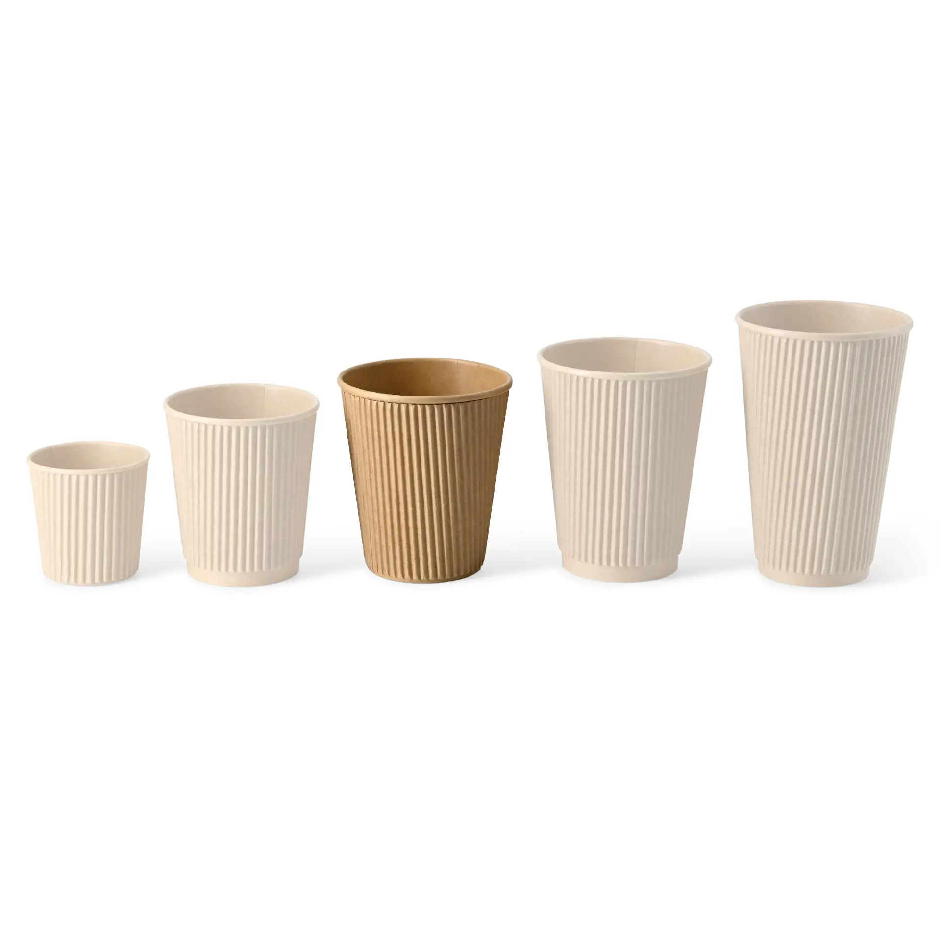Ensemble de cinq tasses à café isolées de différentes tailles, avec un design nervuré et une tasse marron parmi des blanches.