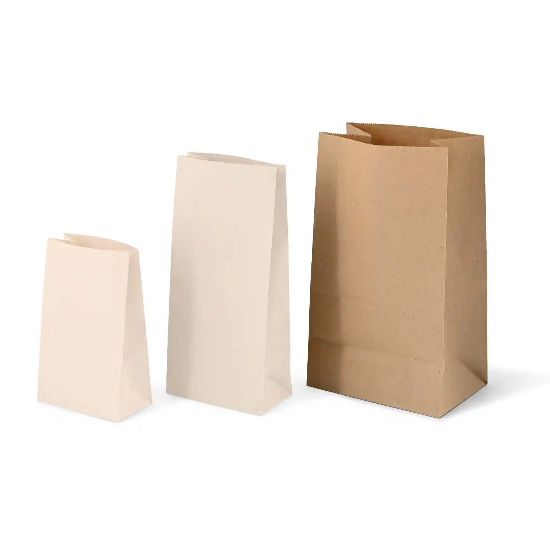Image de trois sacs en papier à fond plat de tailles variées, deux de couleur claire et un marron.