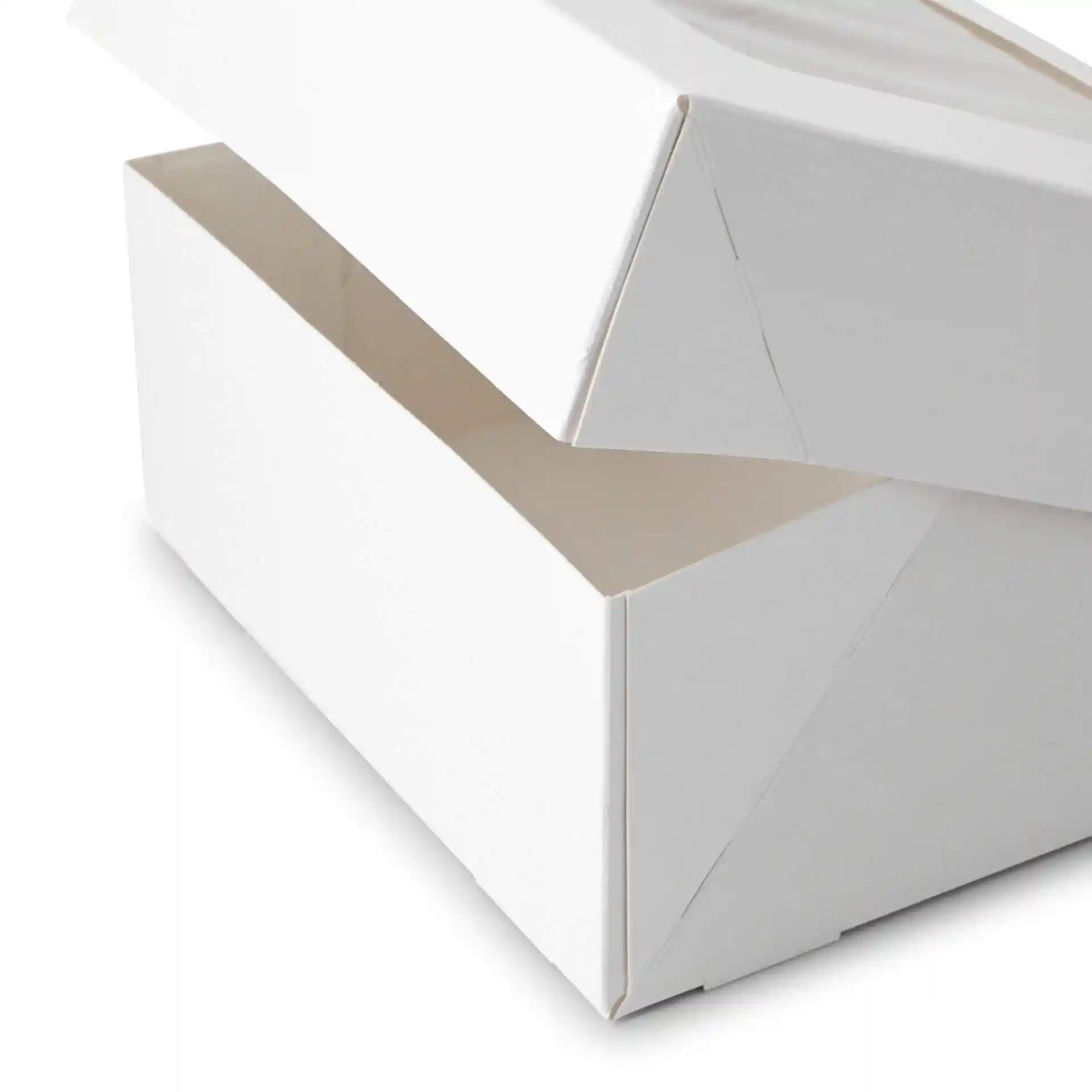 Boîte à cupcakes en carton blanc de forme rectangulaire avec une fenêtre de cellulose, partiellement ouverte.