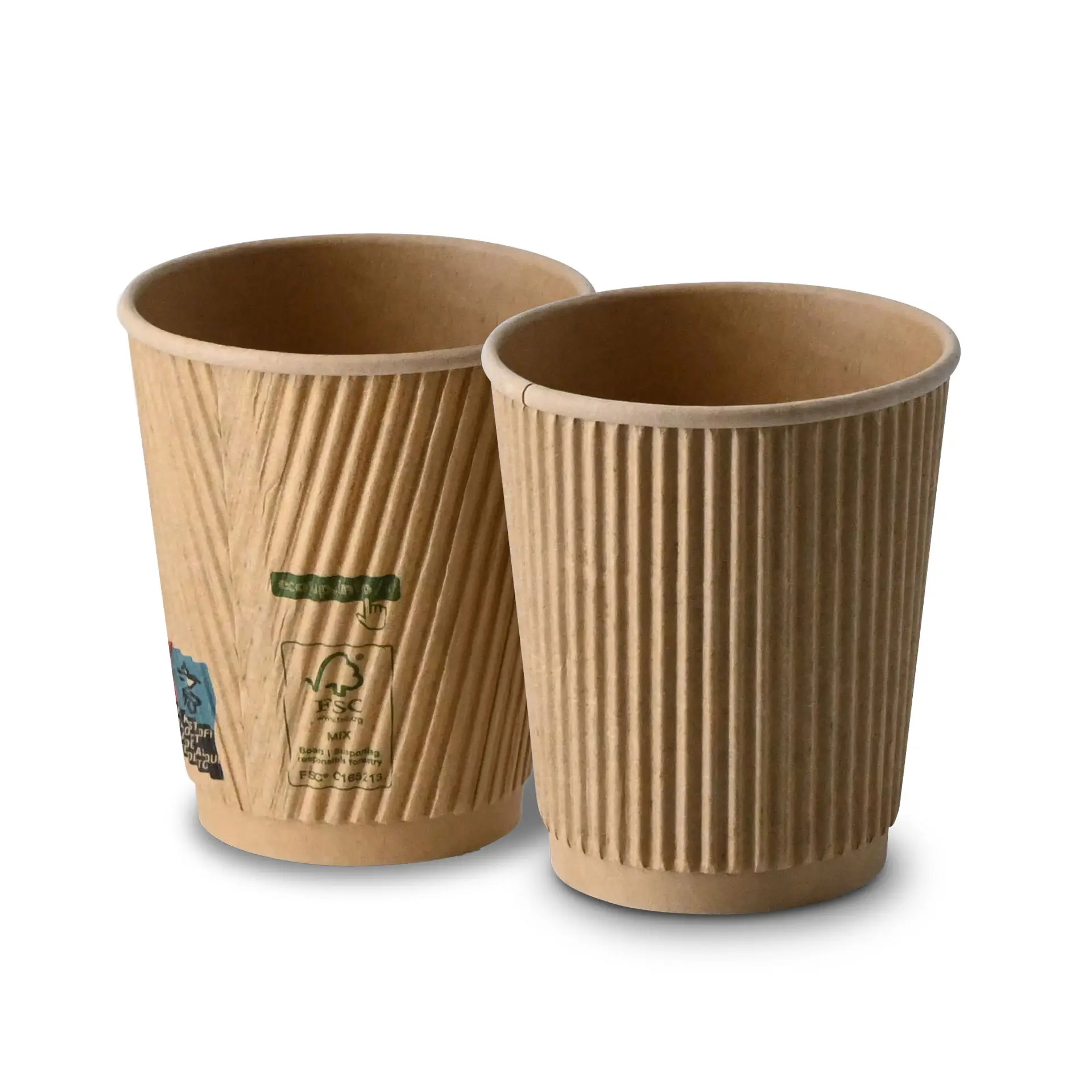 Un gobelet jetable à café brun de 8 oz avec revêtement PLA ; un autre gobelet similaire avec une étiquette montrant un code QR et des infos sur la durabilité.