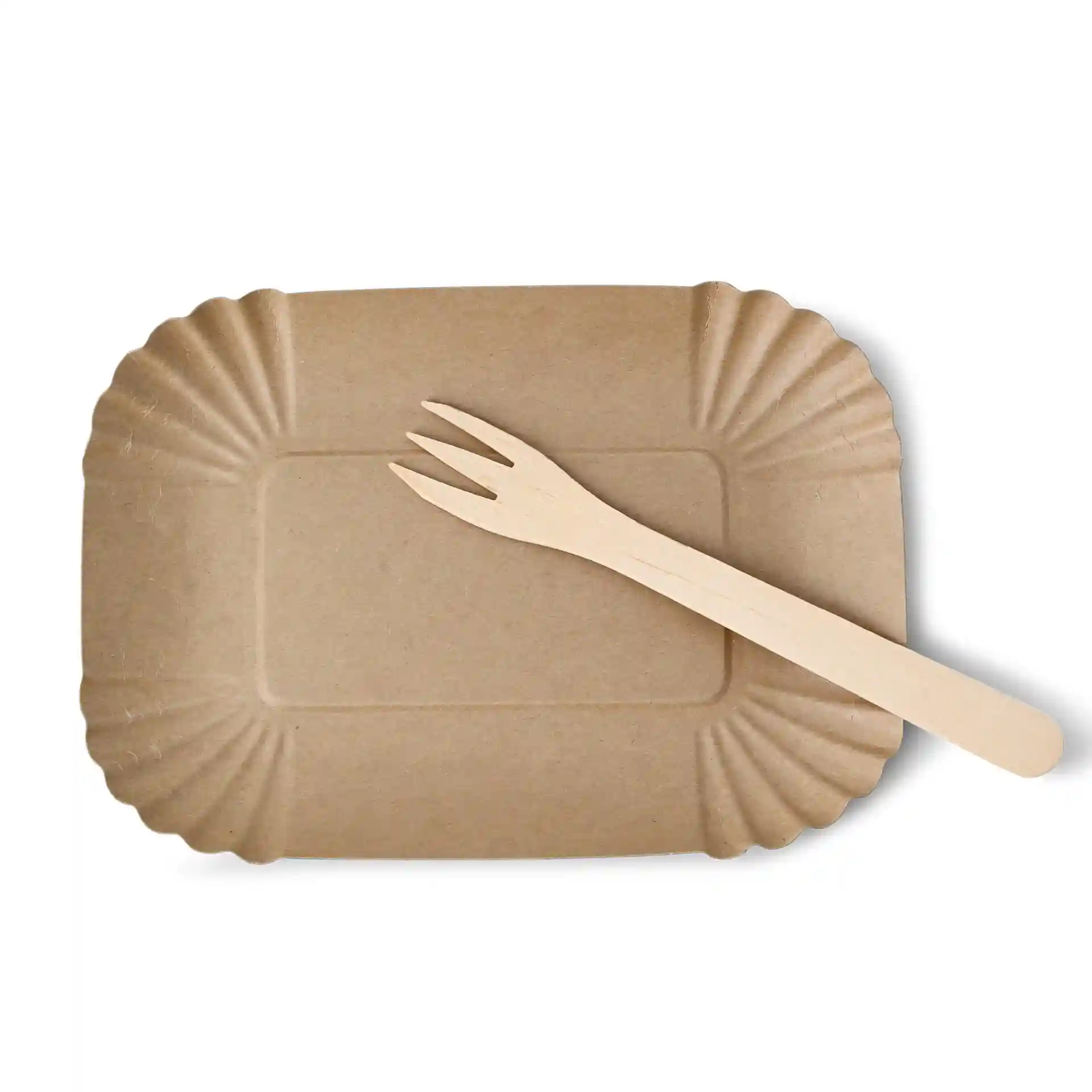 Plateau alimentaire en carton rectangulaire brun avec un design profond, accompagné d'une fourchette en bois.