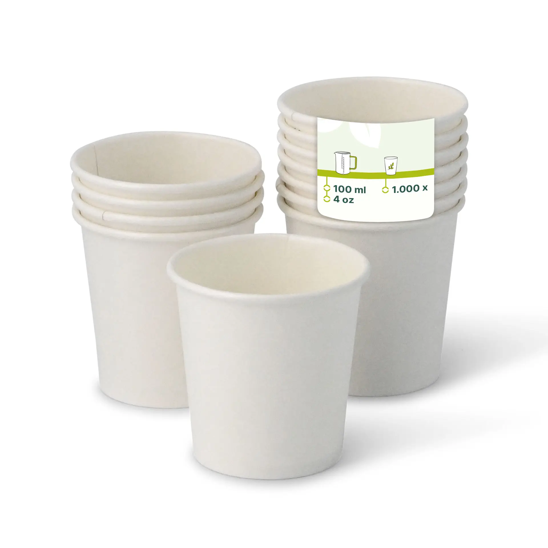 Quatre gobelets en papier blancs de 4 oz empilés ; un gobelet devant affiche une étiquette pour la capacité et la quantité.