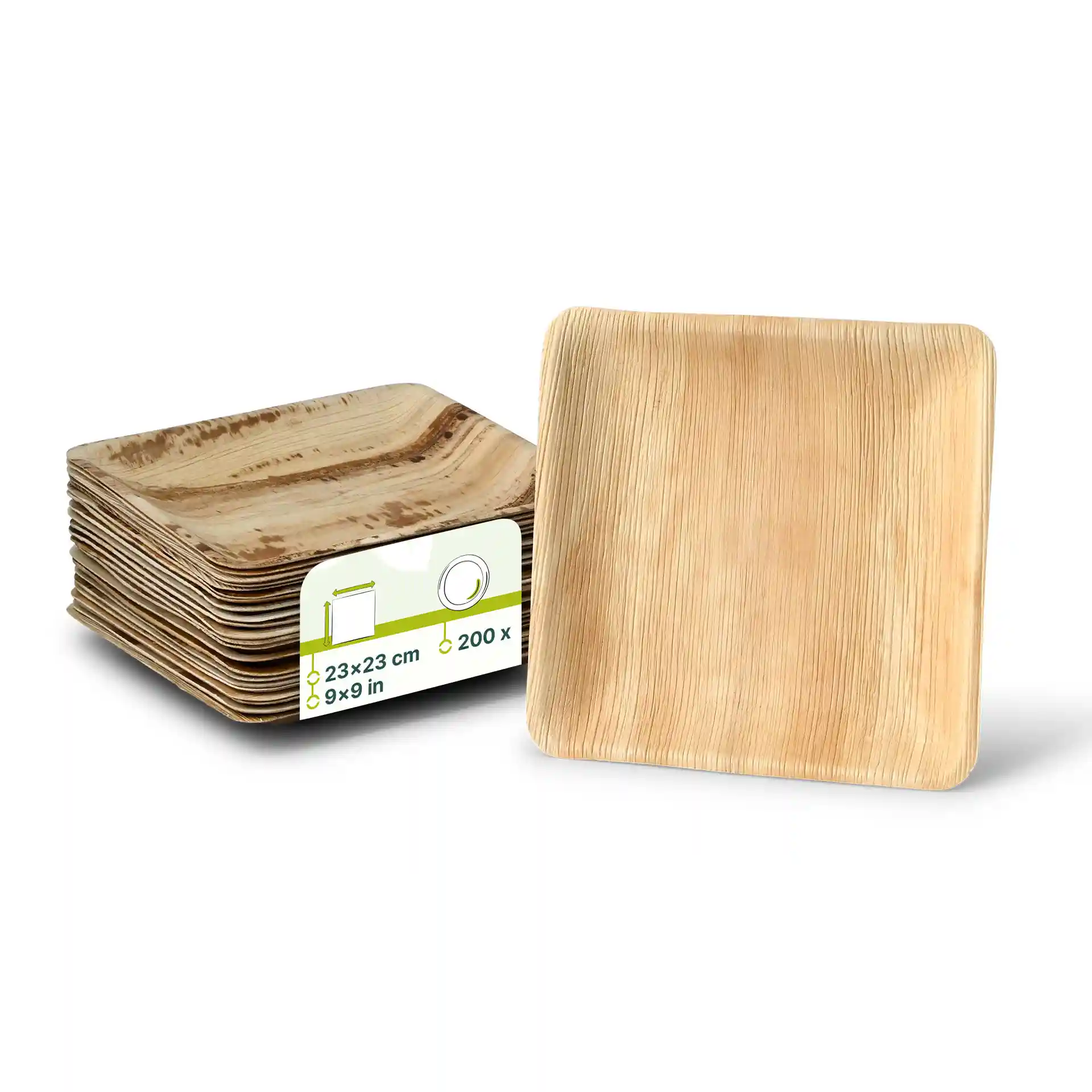 Assiette carrée en feuille de palmier avec finition en grain naturel, mesurant 23 x 23 cm, empilée avec une étiquette visible.