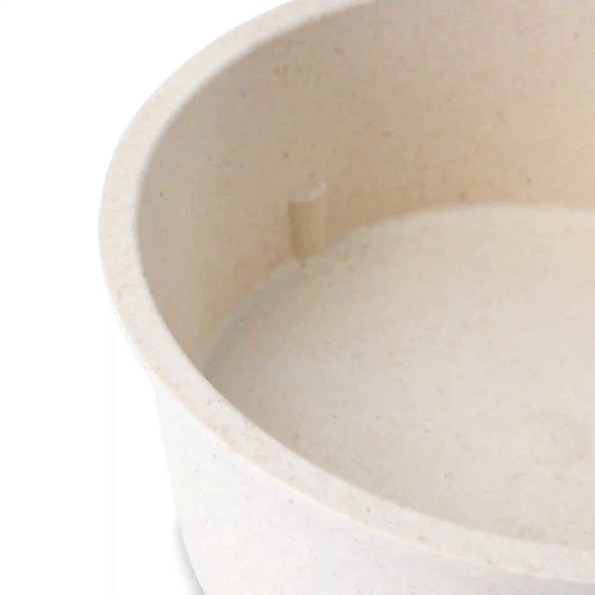 Bol rond réutilisable en blanc crémeux, capacité de 650 ml, avec un intérieur lisse et une petite encoche à l'intérieur.