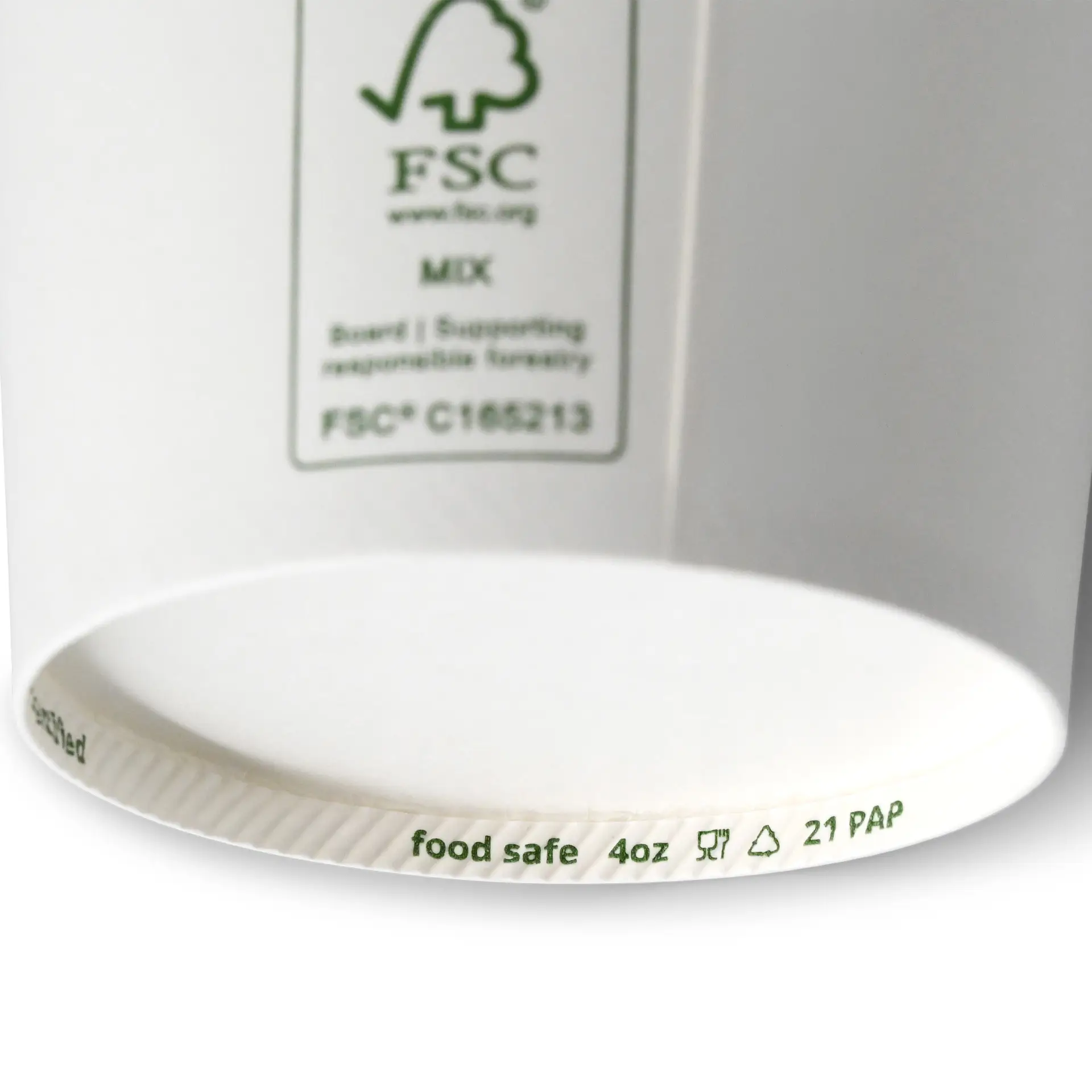Un gobelet en papier blanc avec une étiquette de certification FSC visible et un marquage indiquant qu'il est sûr pour le climat et pour les aliments.
