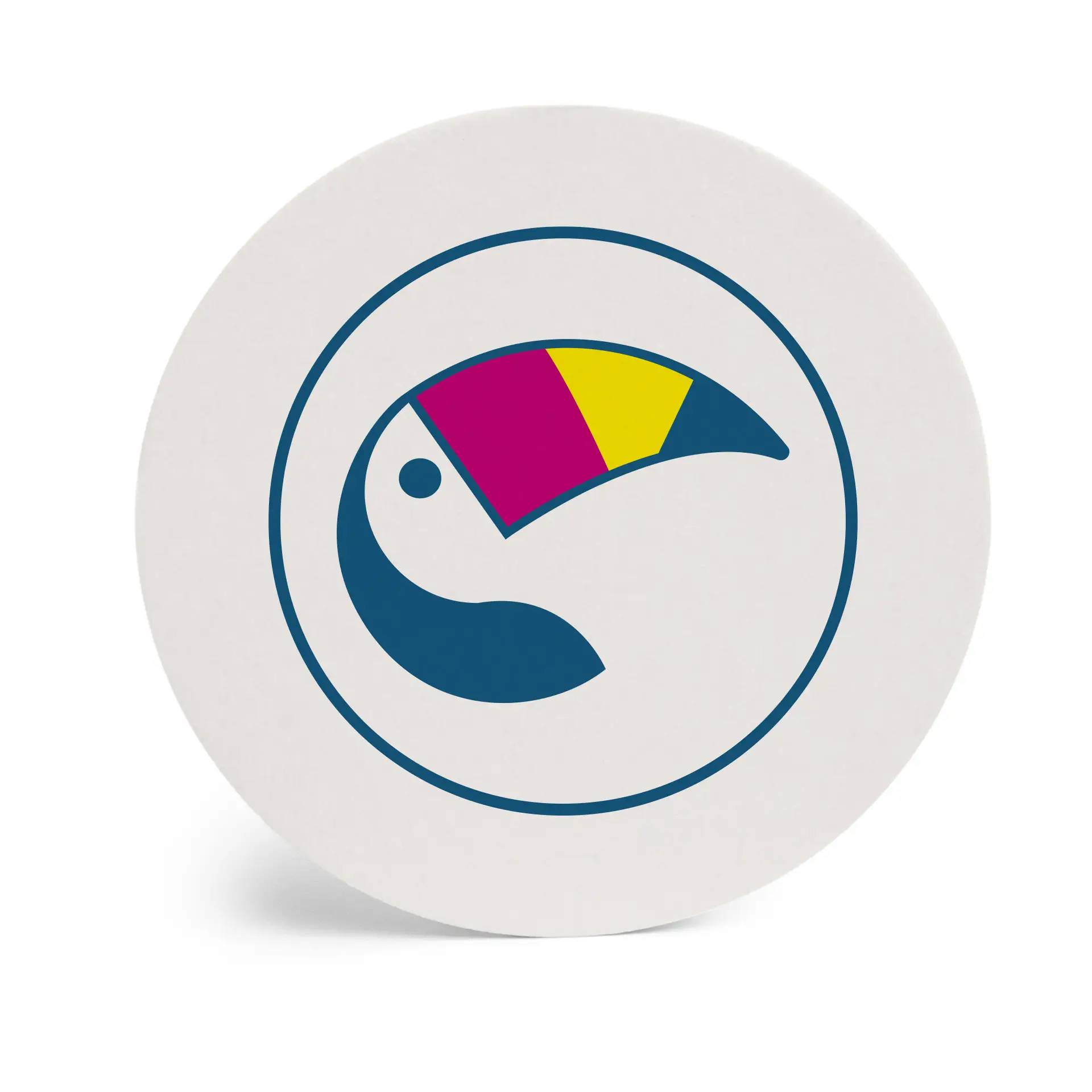 Un dessous de verre rond imprimé avec un design rouge et la phrase "Food and Drinks Design" sur une surface en marbre ; d'autres dessous de verre partiellement visibles.
