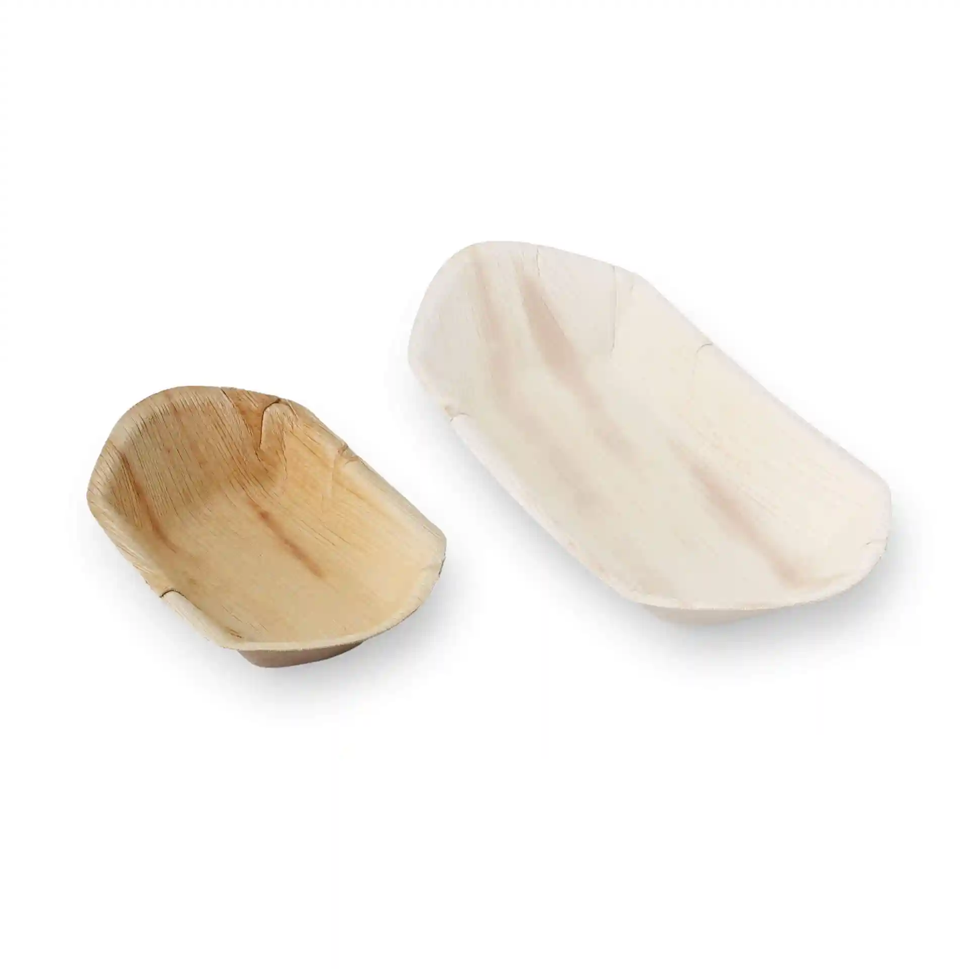 Deux bateaux en feuilles de palmier en forme de bateau, un plus grand et un plus petit, présentés sur un fond blanc.