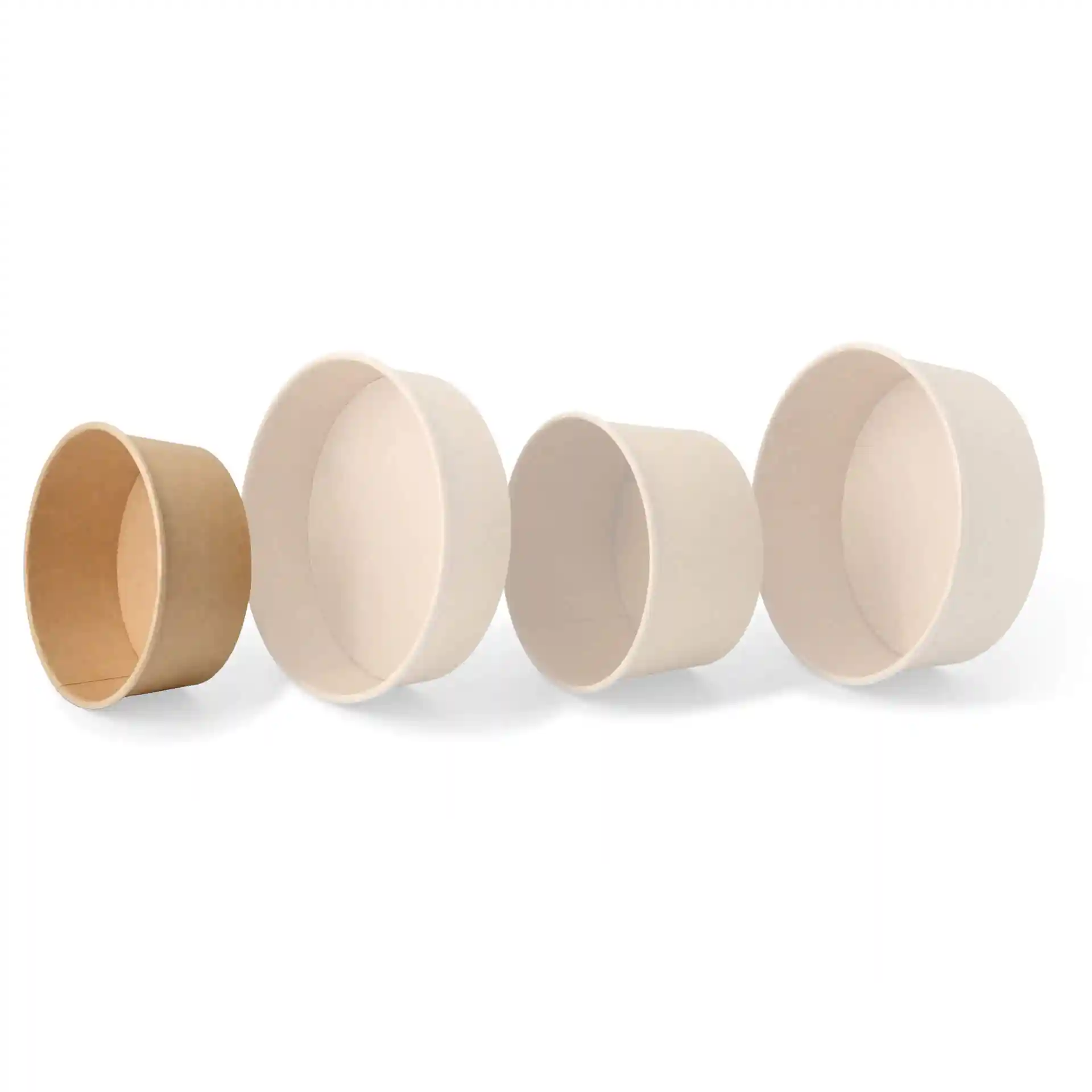Quatre bols en papier ronds de tailles variées, dont un bol marron, présentés sur un fond blanc.