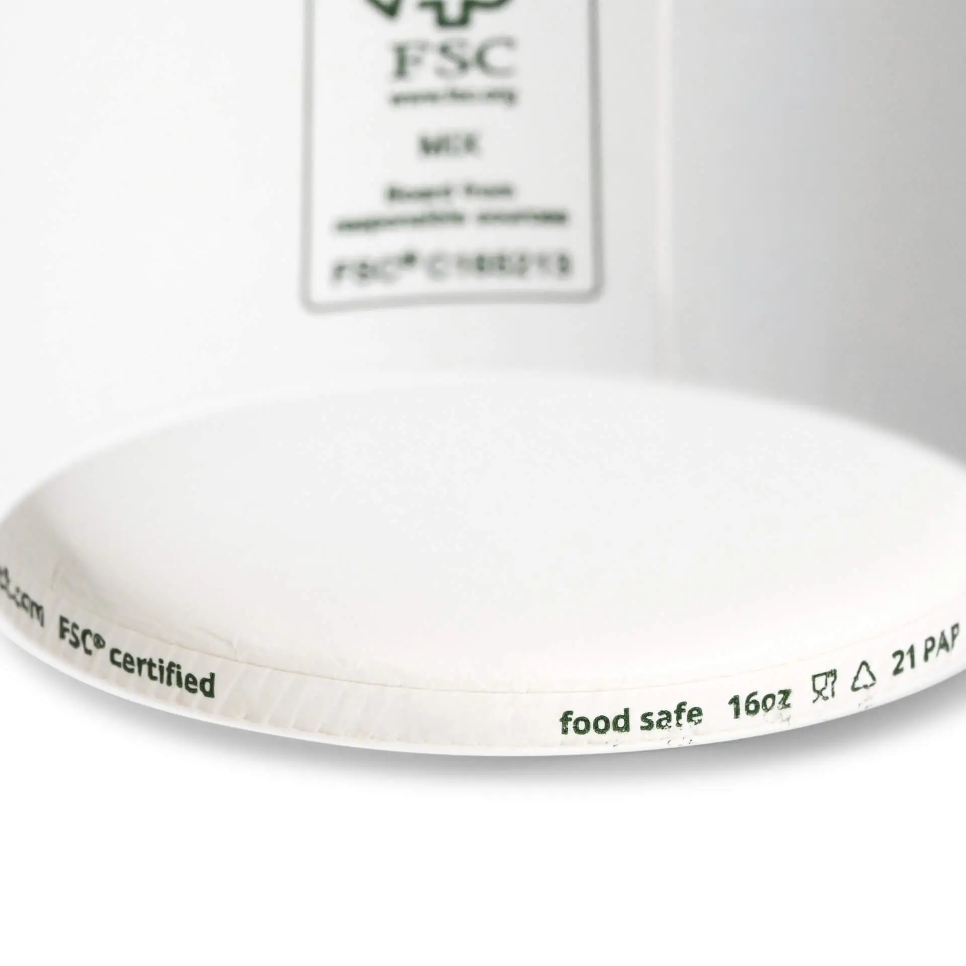 Gobelet en papier blanc pour glace de forme ronde, montrant le bord inférieur et les marquages pour la taille et la sécurité.