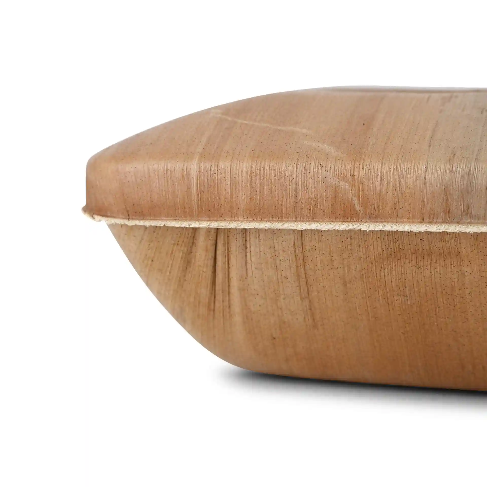 Vue rapprochée d'un bol carré en feuille de palmier avec une texture lisse et granuleuse et un couvercle, montrant les détails des bords et de la surface.