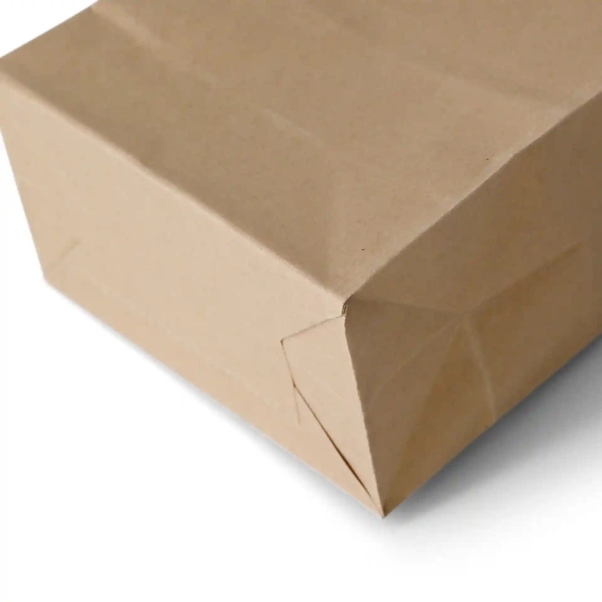 Sac en papier kraft brun avec fond plat et lien en métal, montrant le coin plié et la structure du fond.
